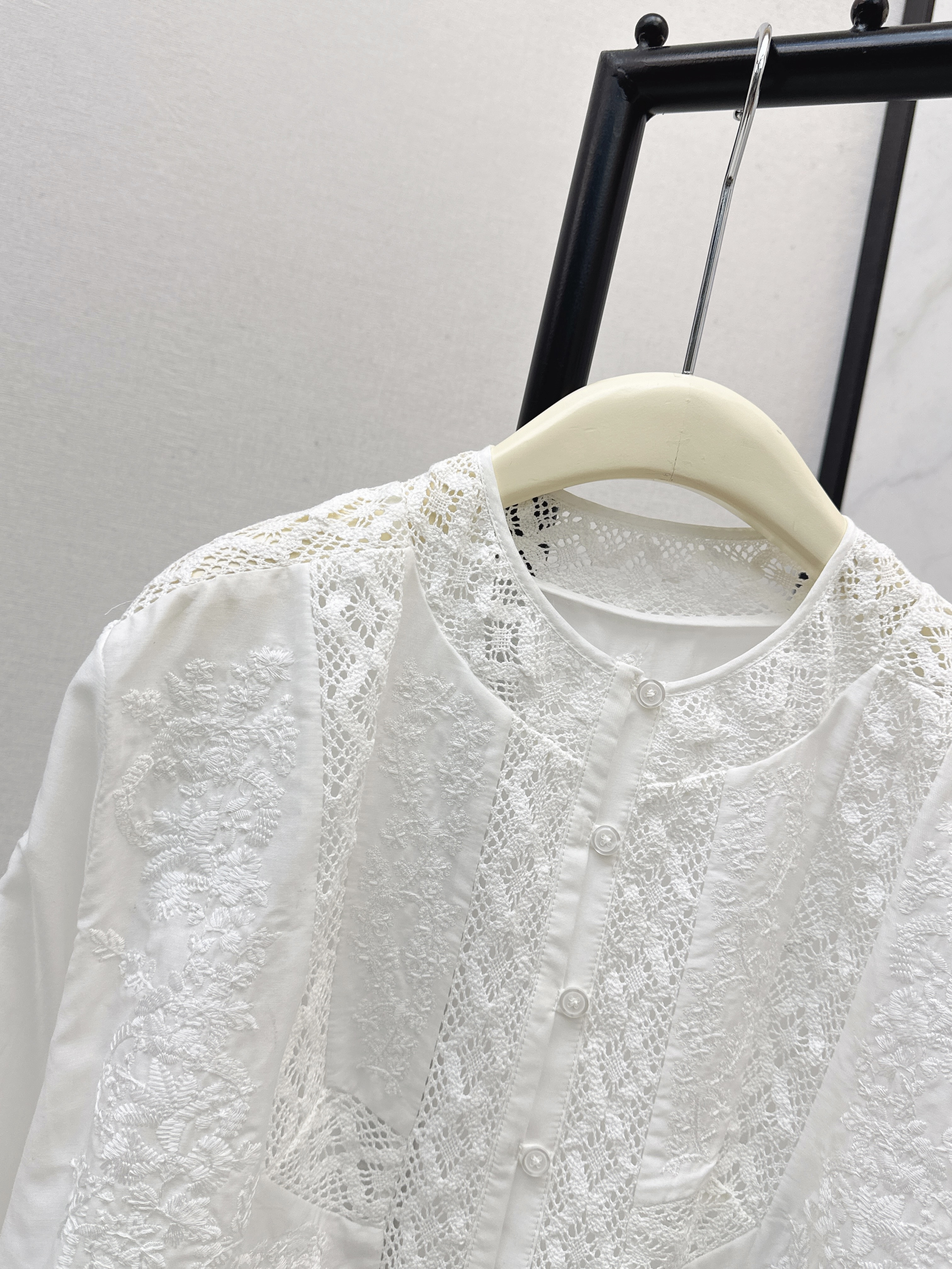 ES 26ss hollow lace top