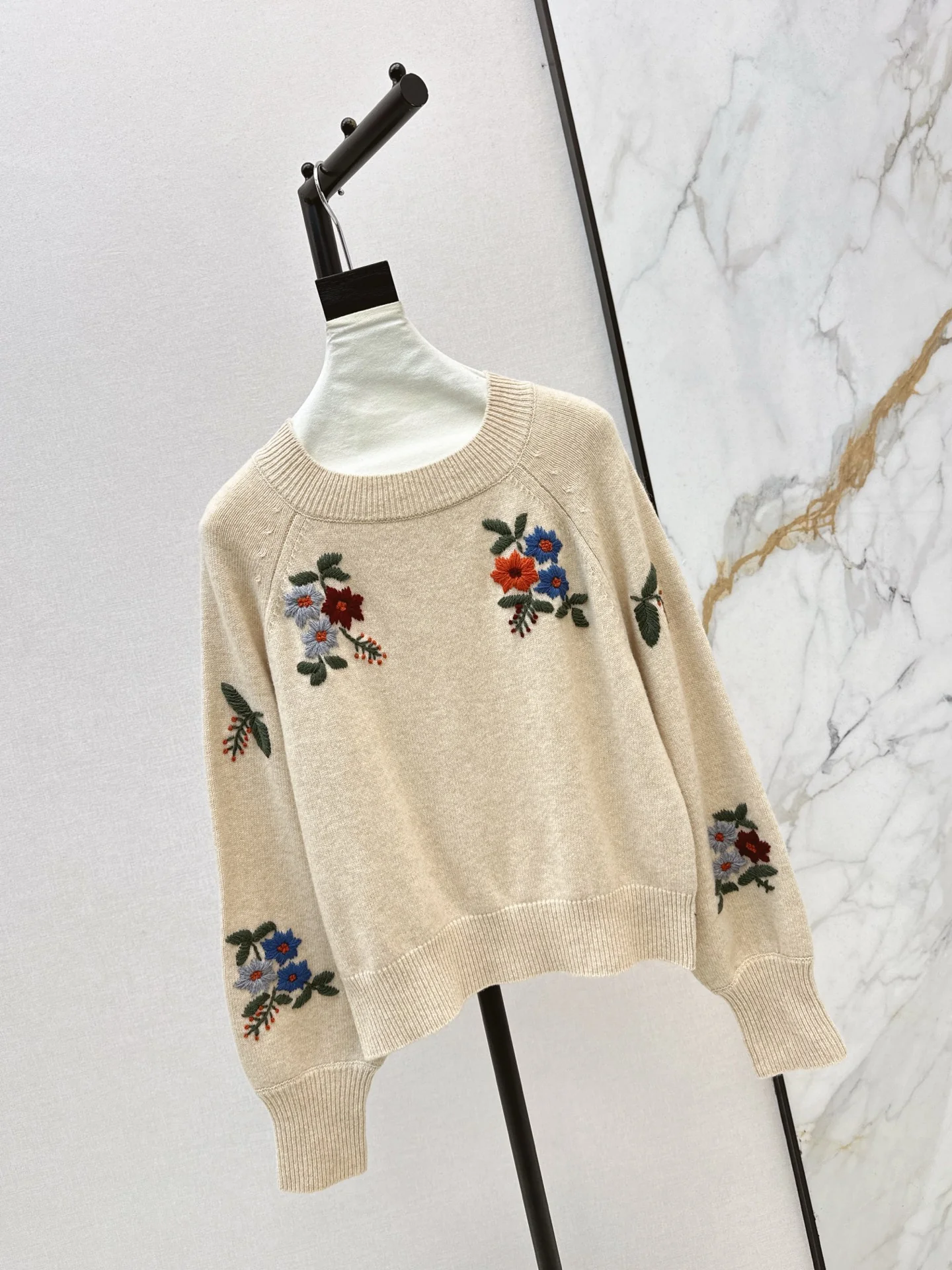 Gucc 25fw embroidery sweater