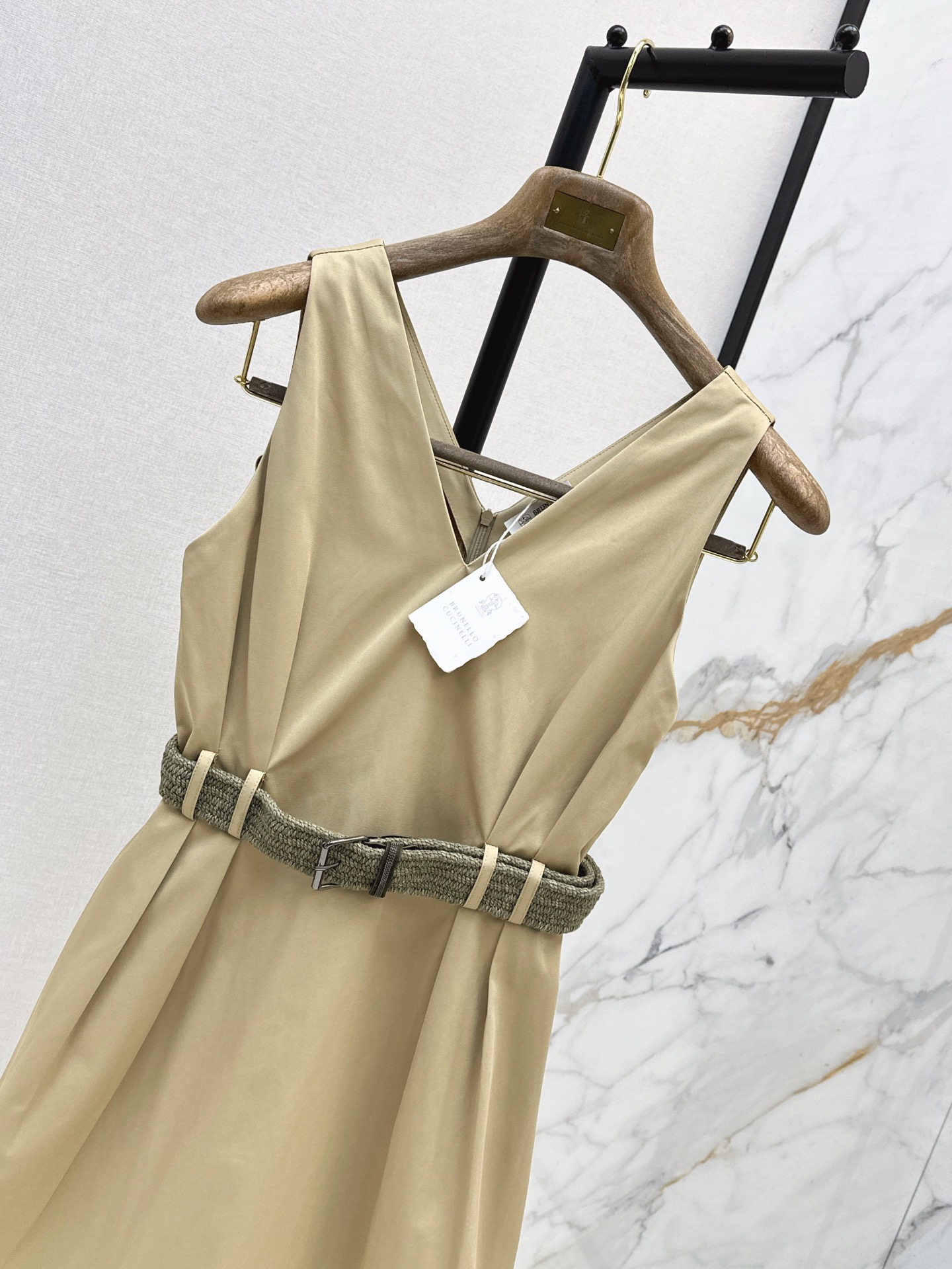 Brun 26ss v-neck sleeveless belted dress
