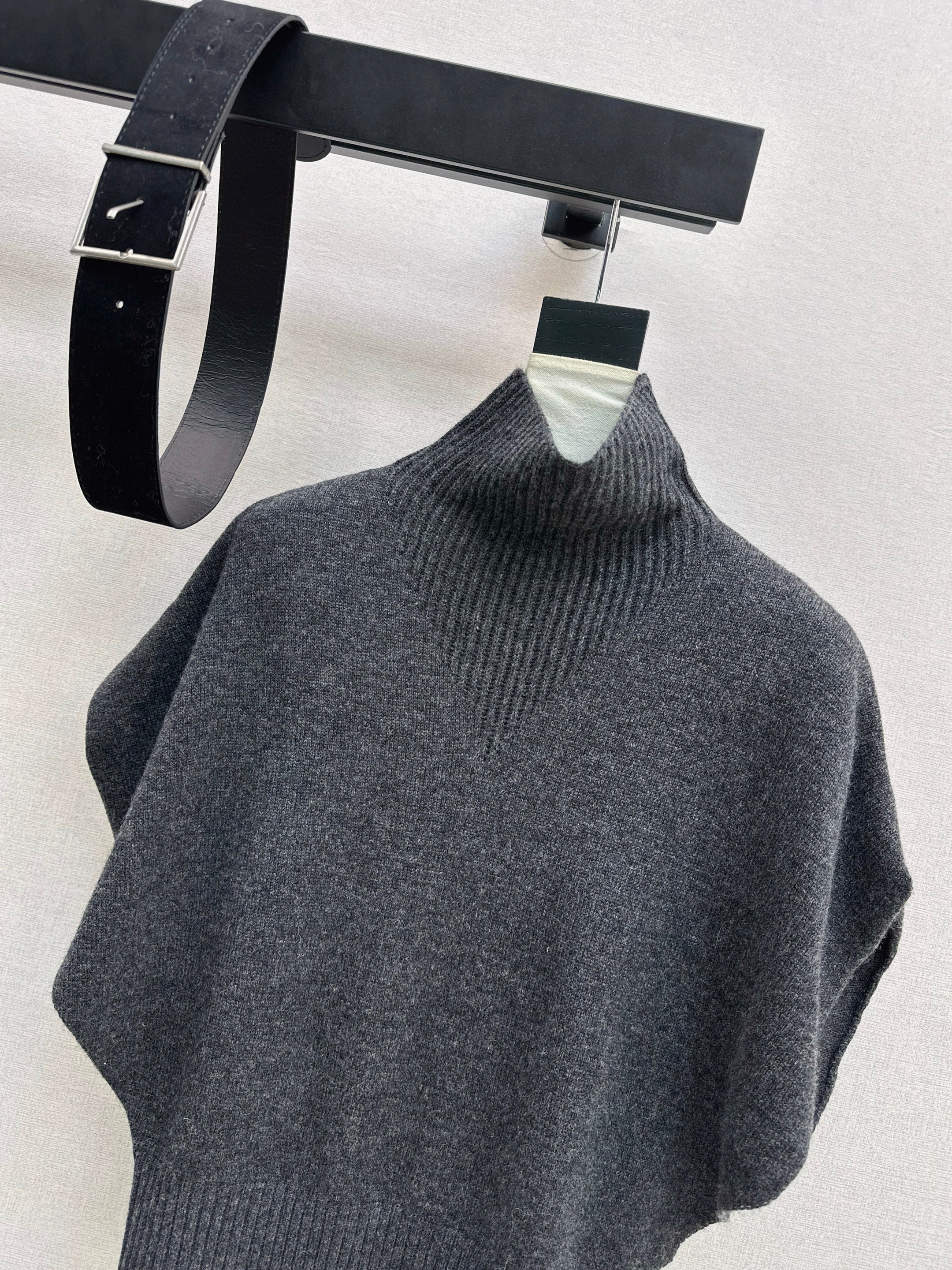 Brun 26ss sleeveless sweater with belted