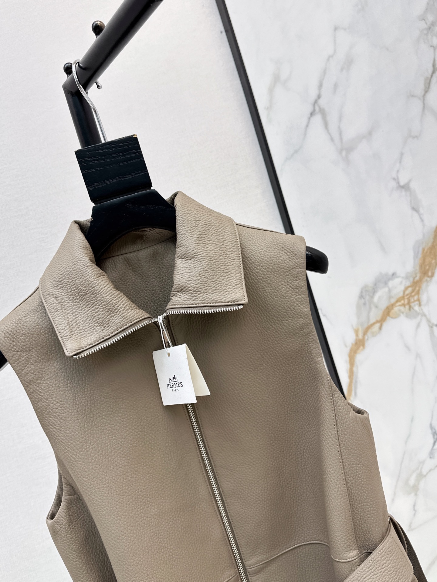 Her 26ss leather vest jacket