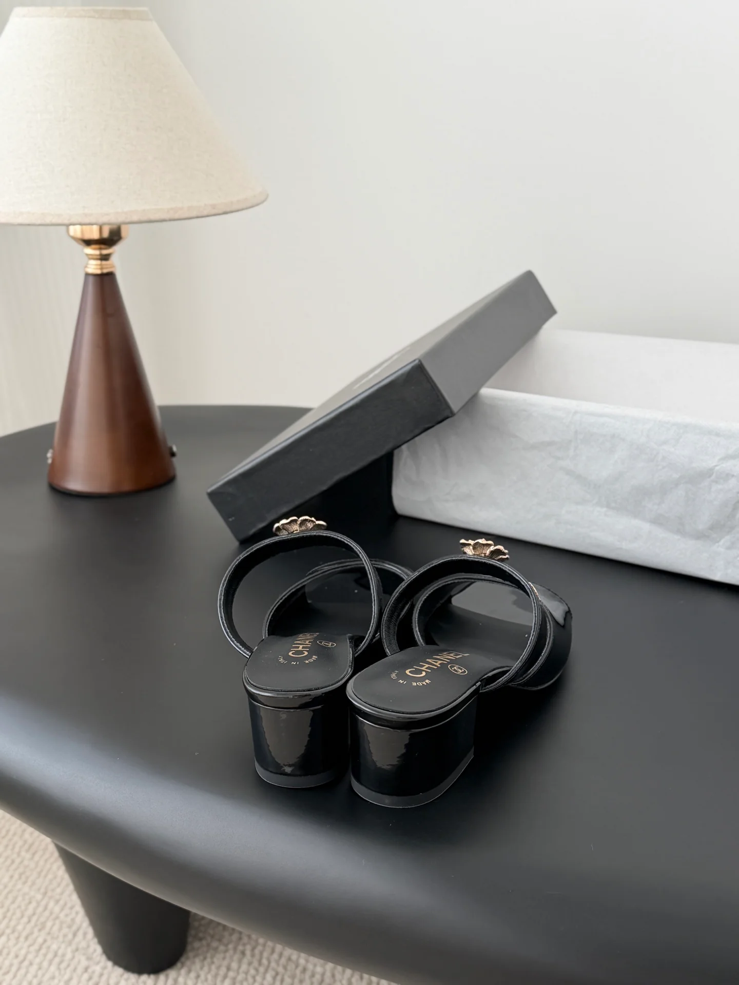 Chan 26ss camellia leather sandals