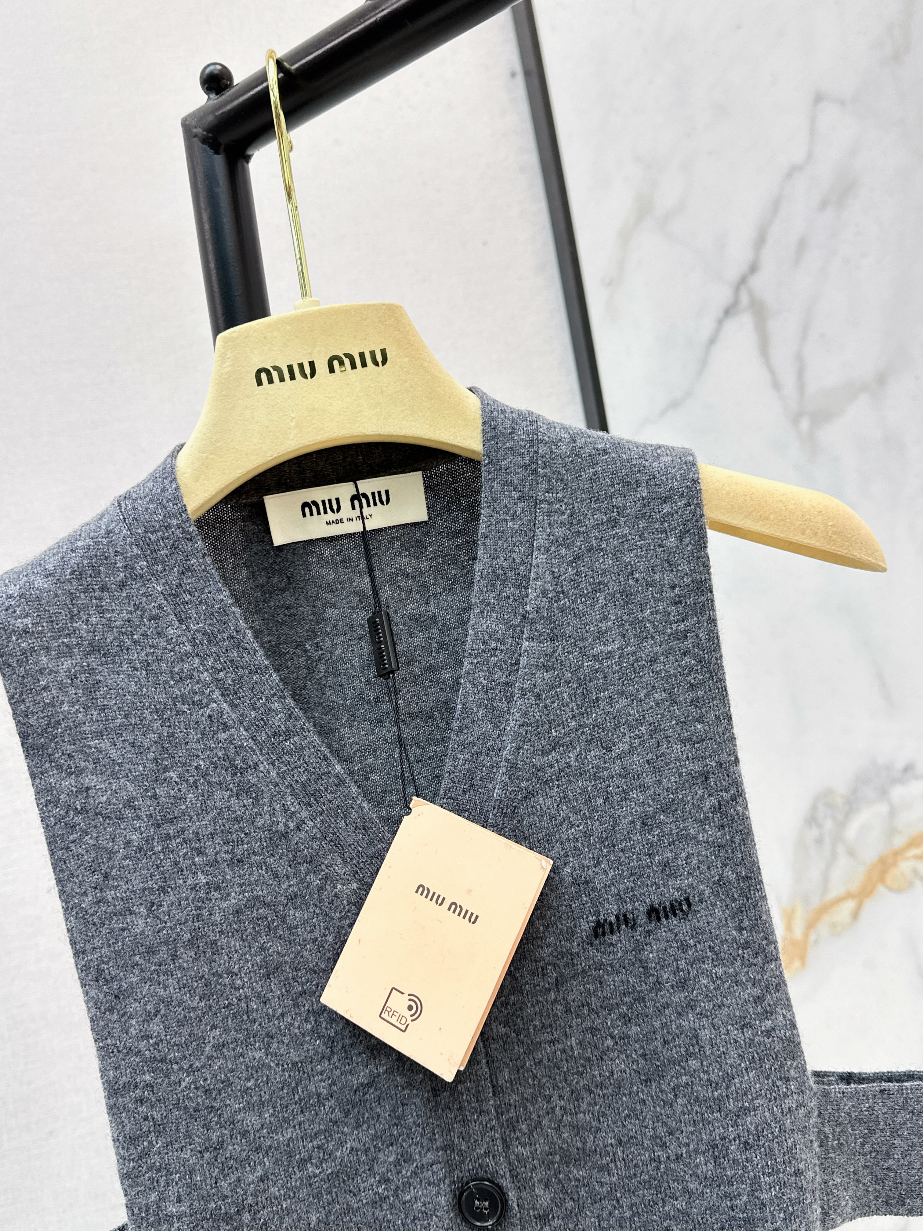 Miu 26ss cashmere vest