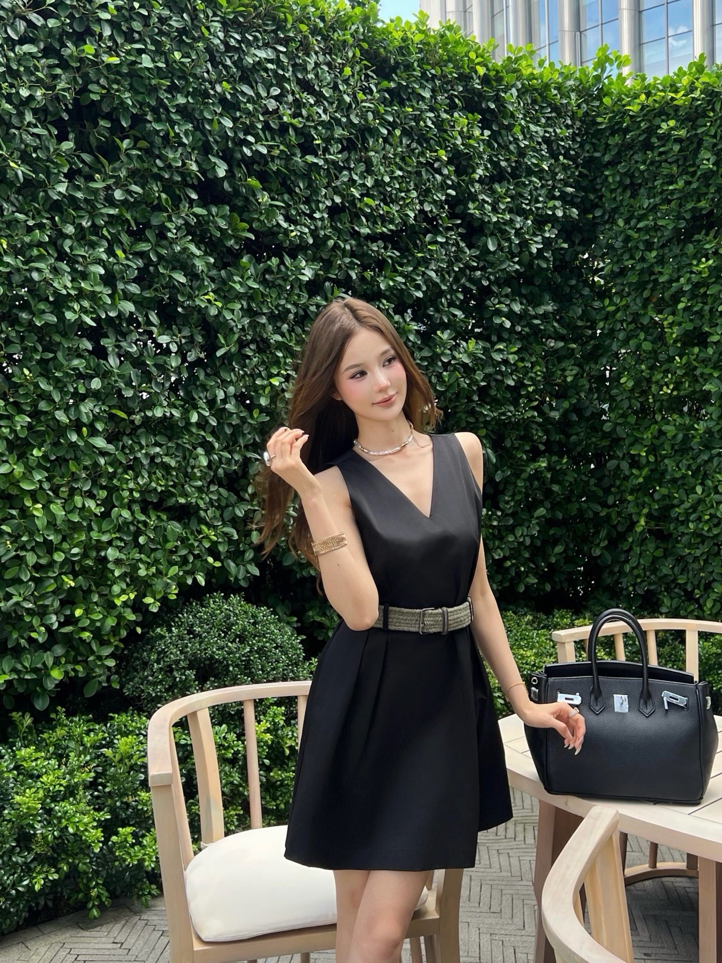 Brun 26ss v-neck sleeveless belted dress
