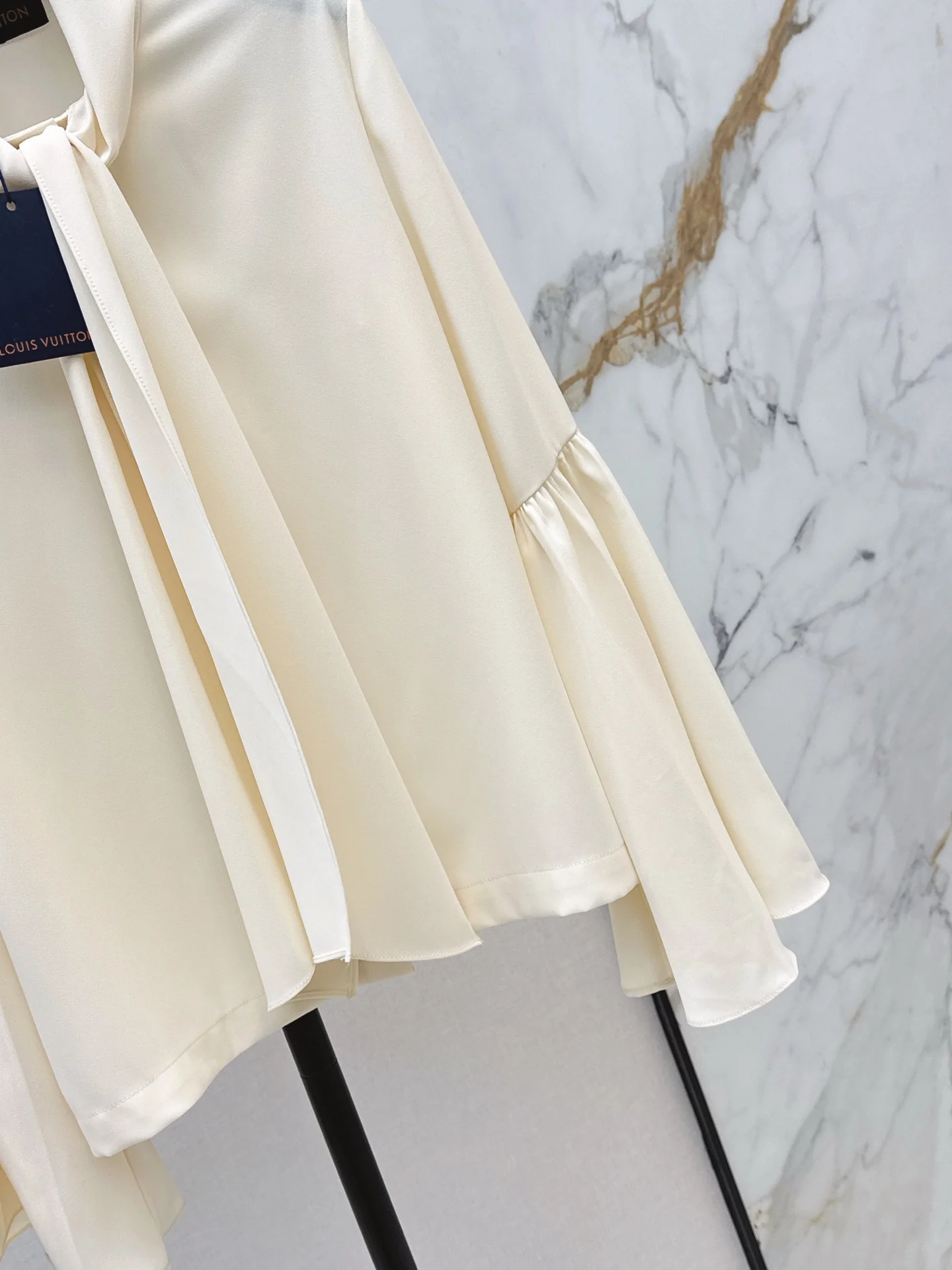 Louis 25fw ribbon flare sleeve shirt