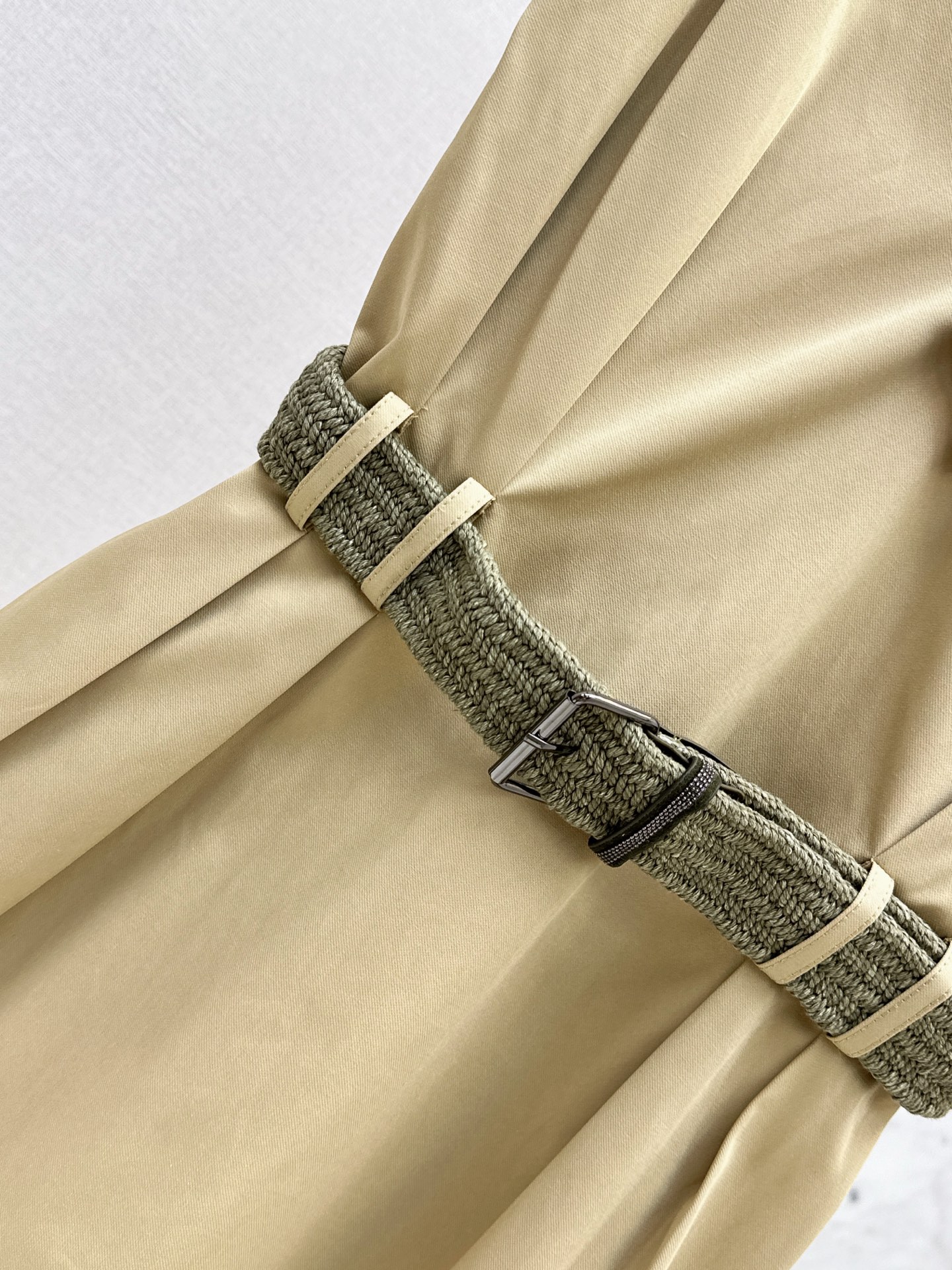 Brun 26ss v-neck sleeveless belted dress