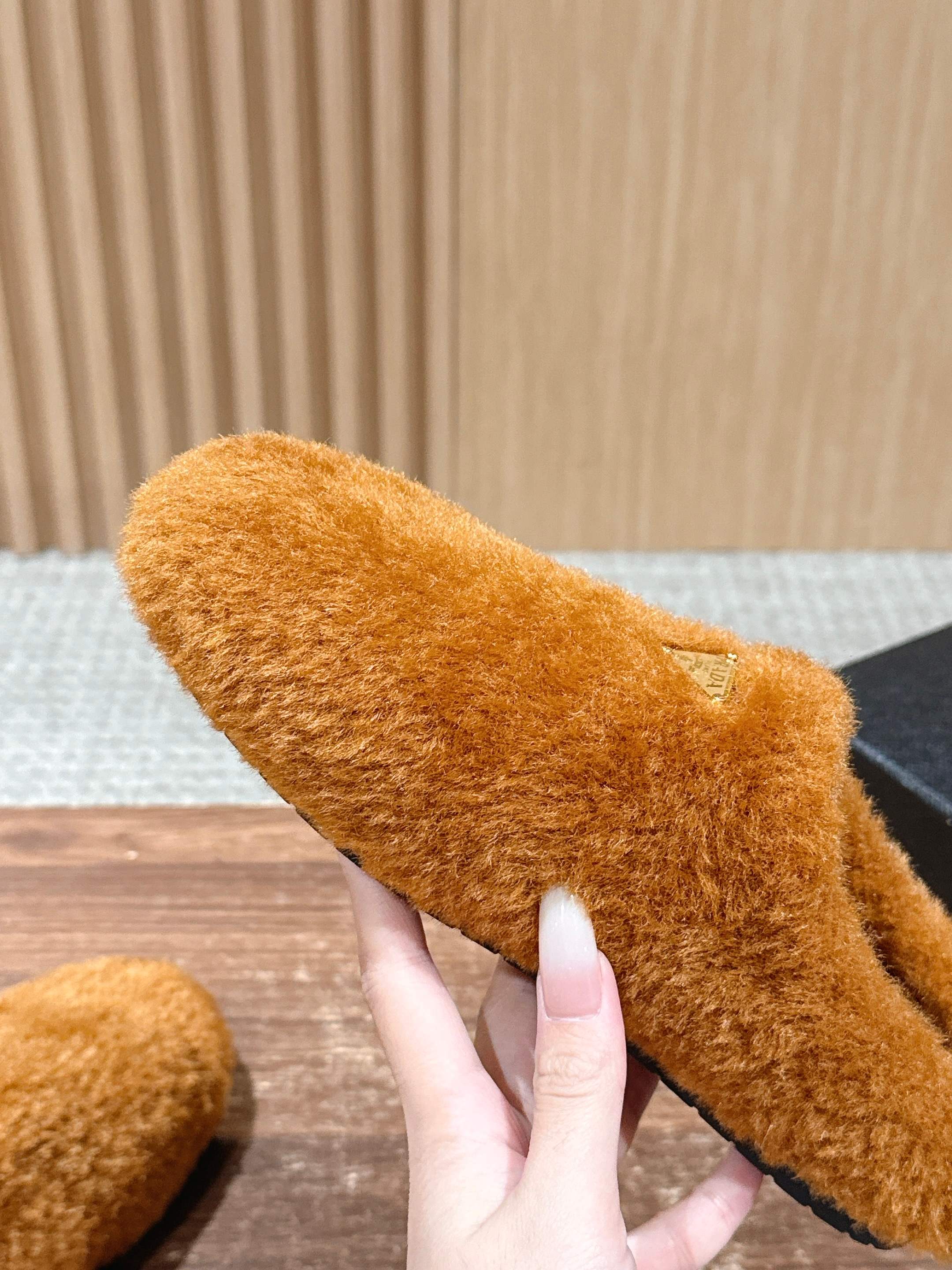 Pra 25fw flufft slippers