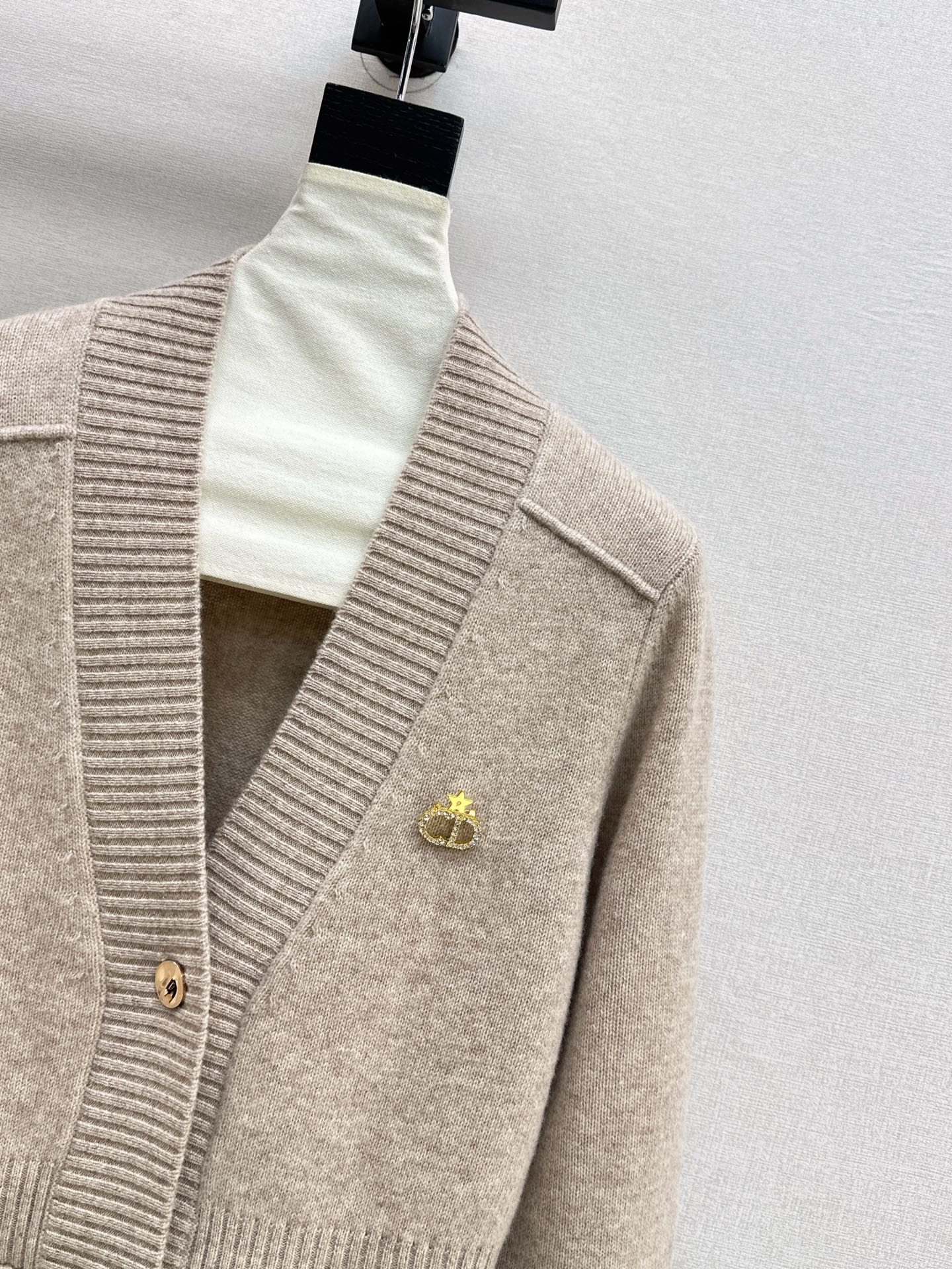 CD 26ss ruffle v-neck sweater