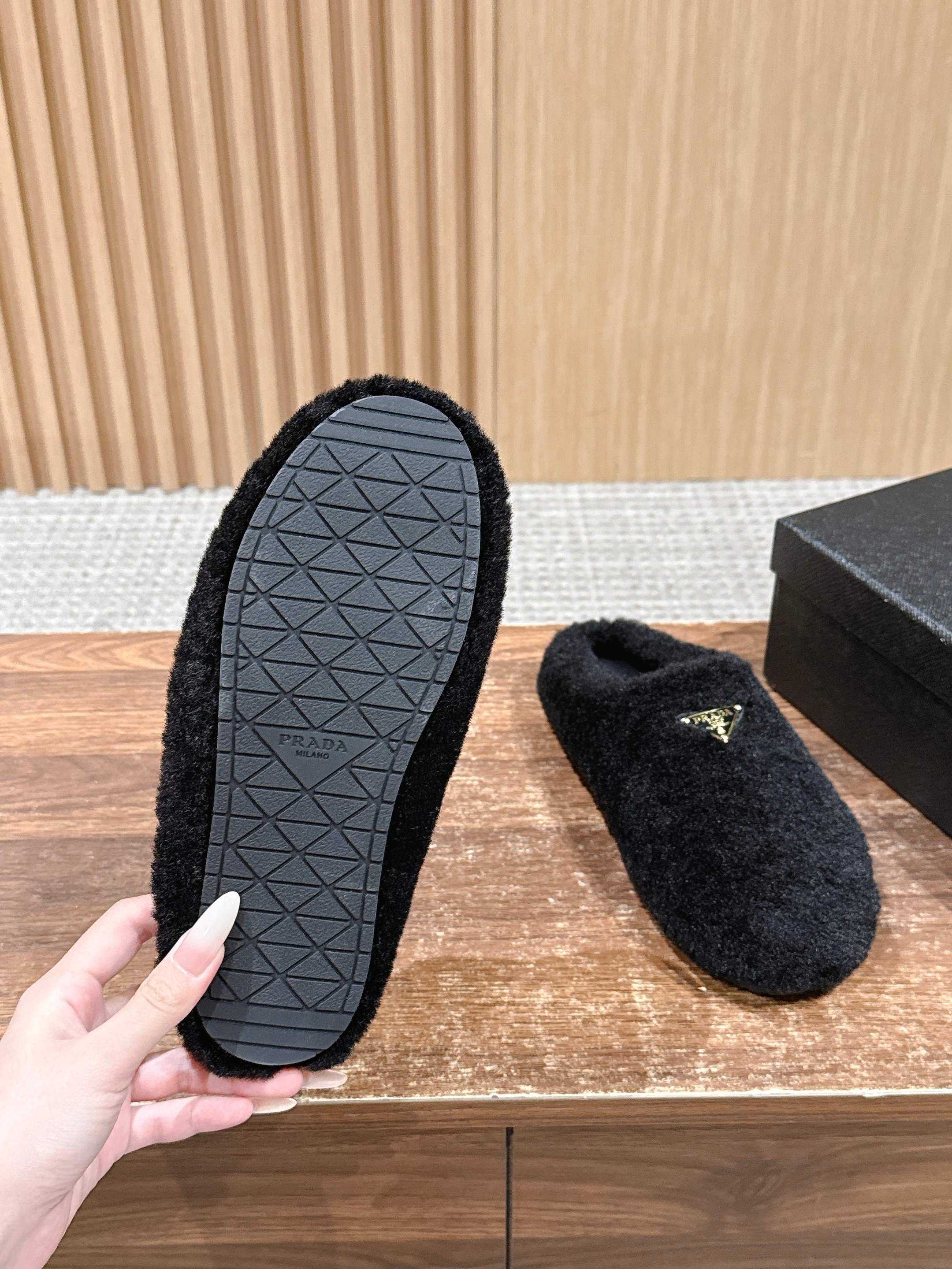 Pra 25fw flufft slippers