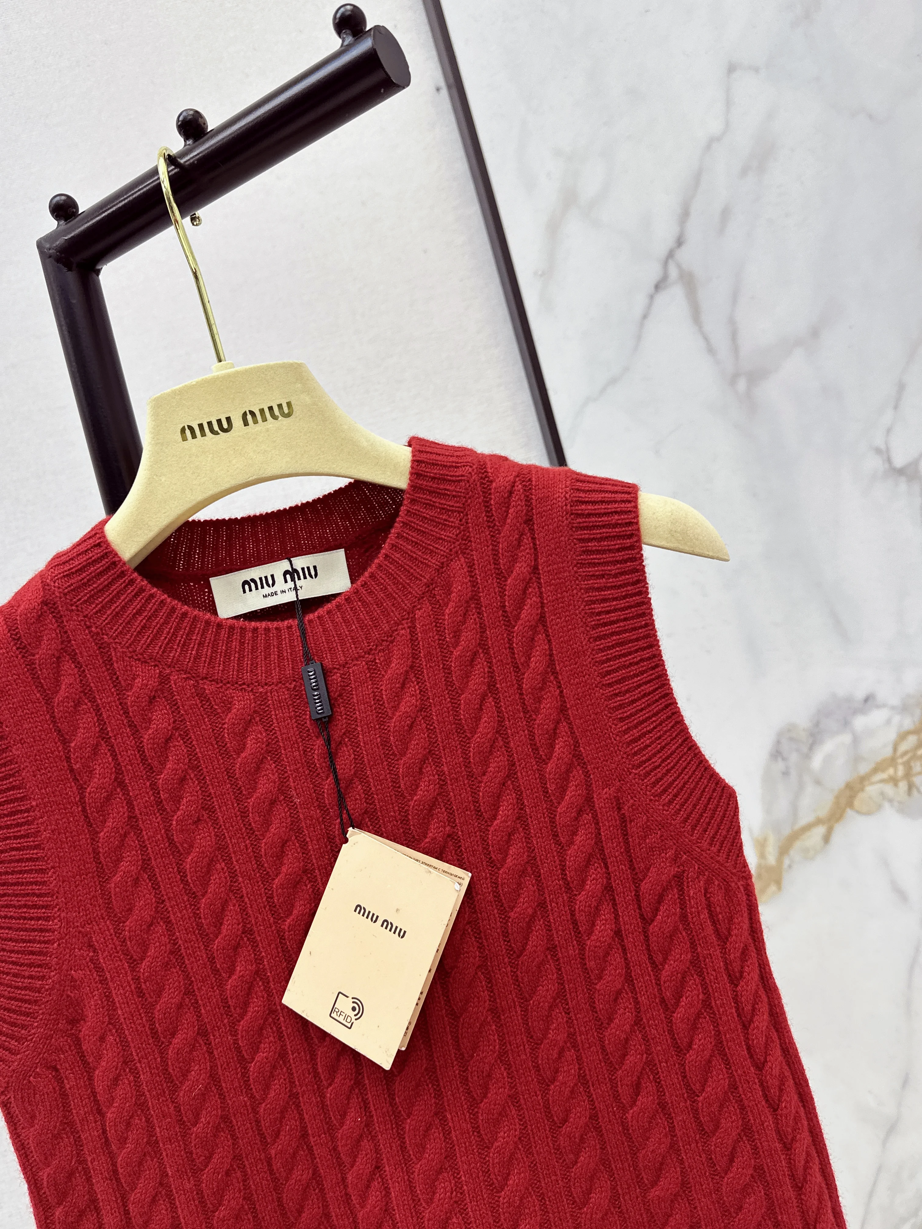 Miu 26ss sleeveless knit vest