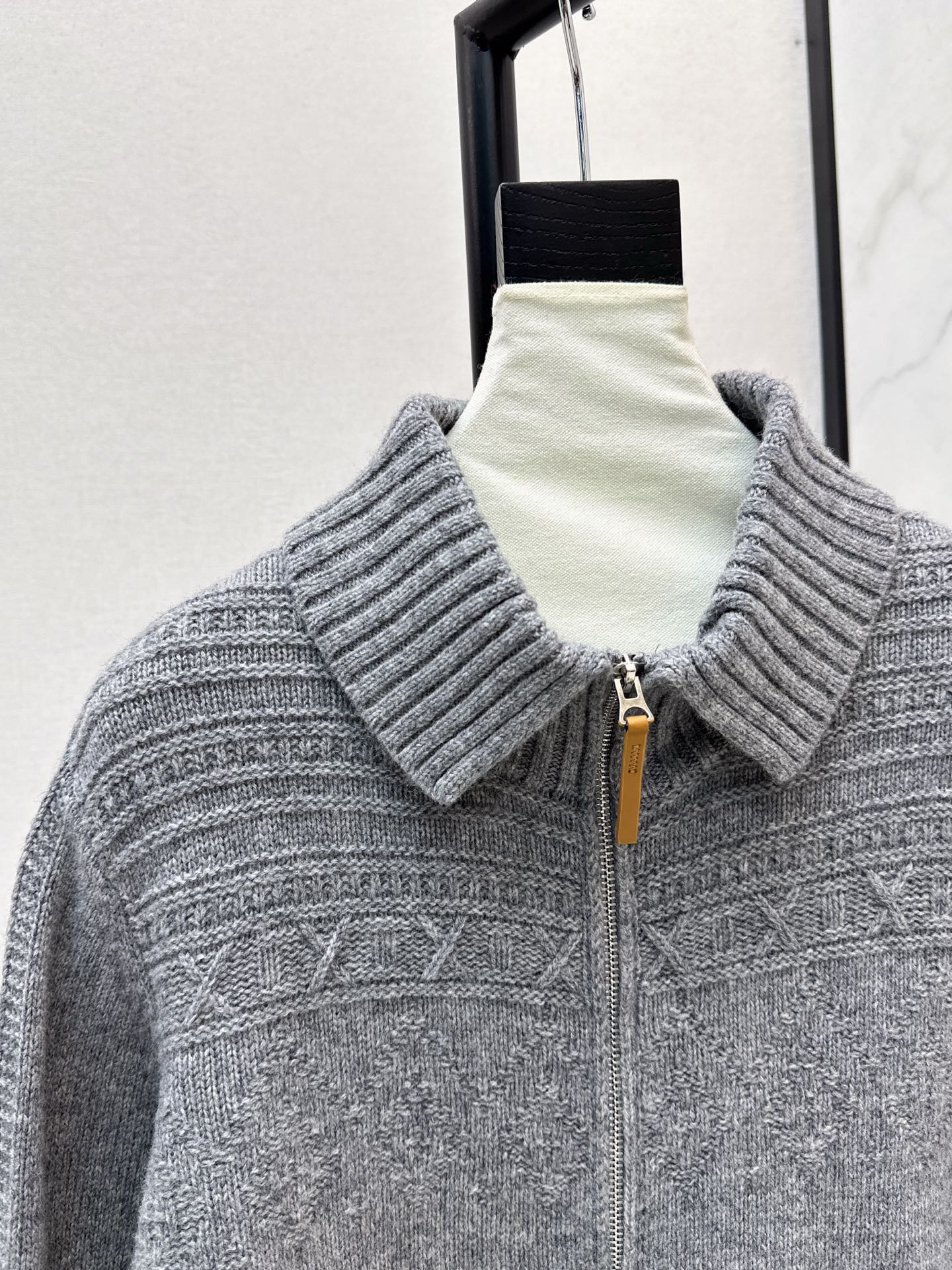 Loe 26ss zipper sweater