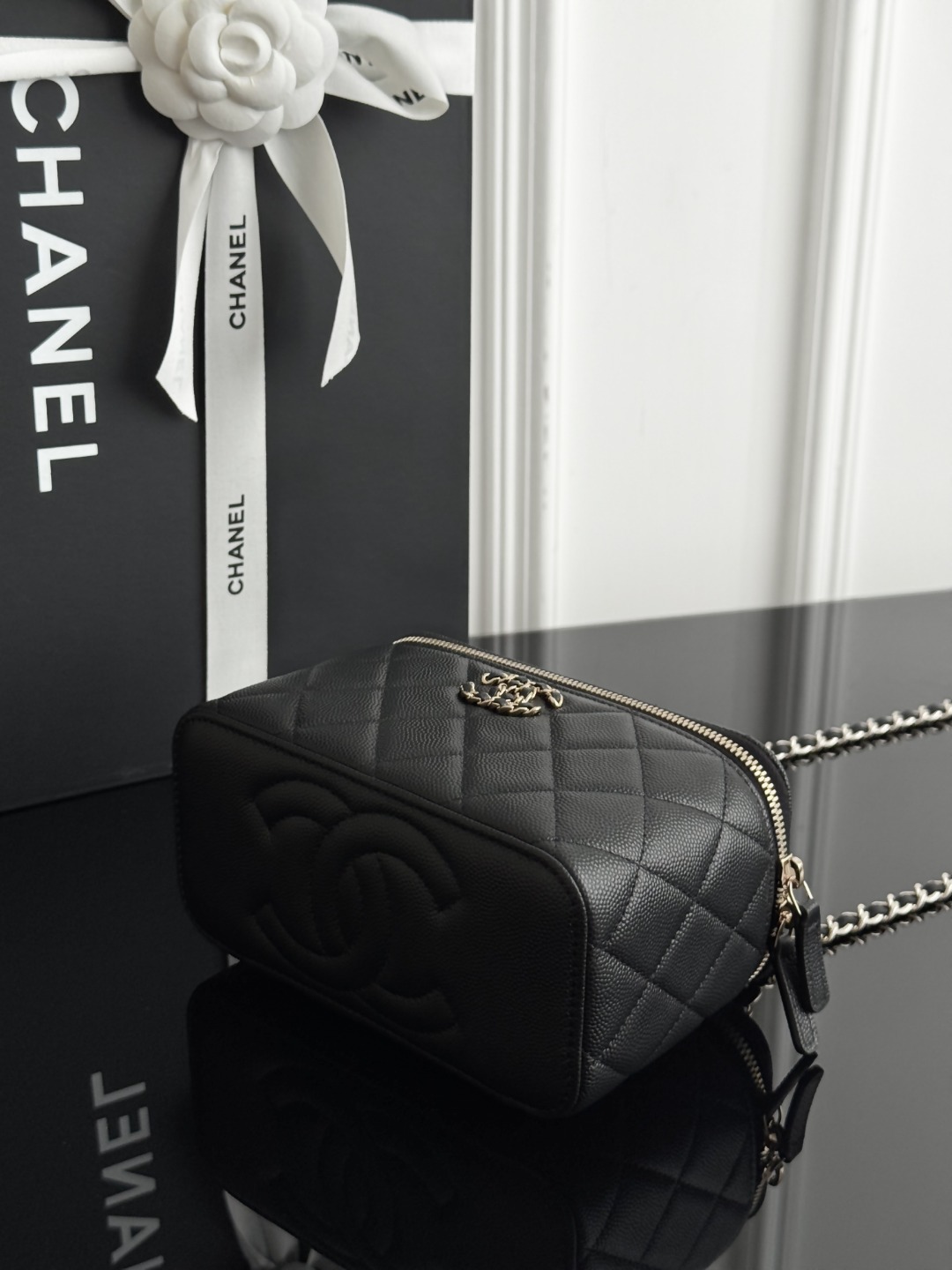 Chan 26S clutch bag with chain