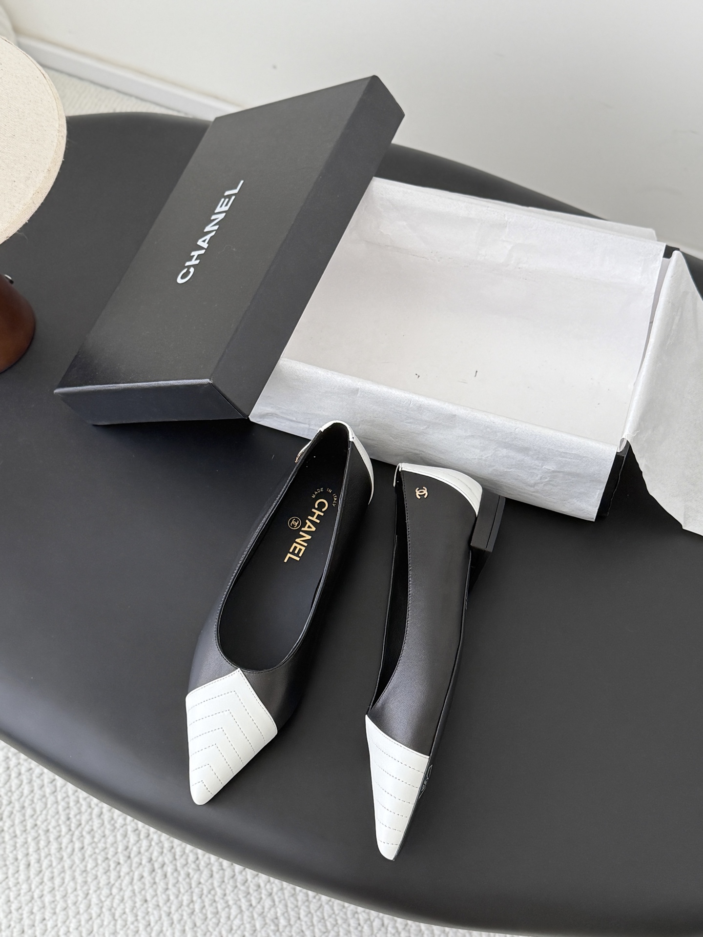 Chan 26C pointed toe flats