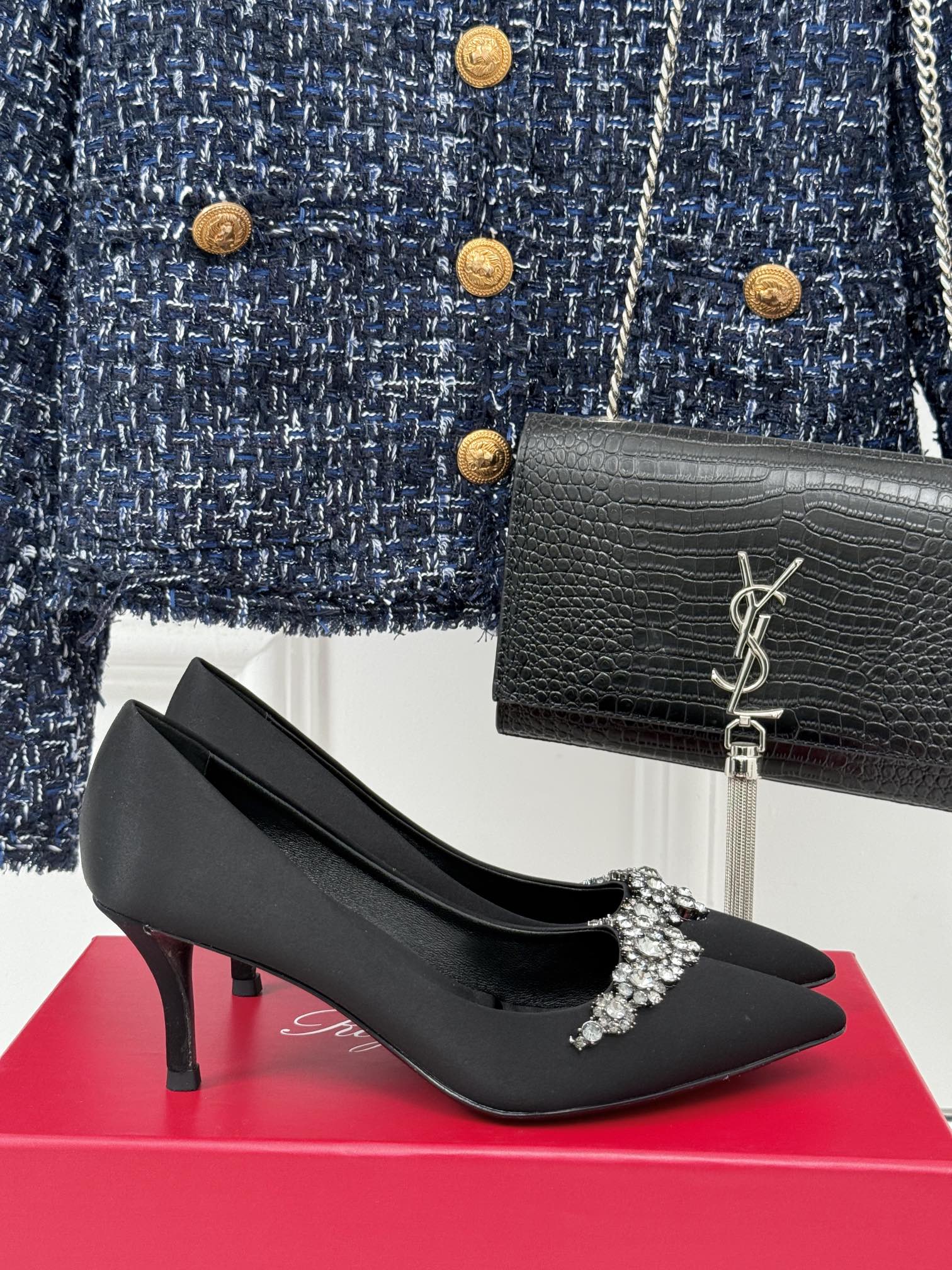 R Vi rhinestone pump