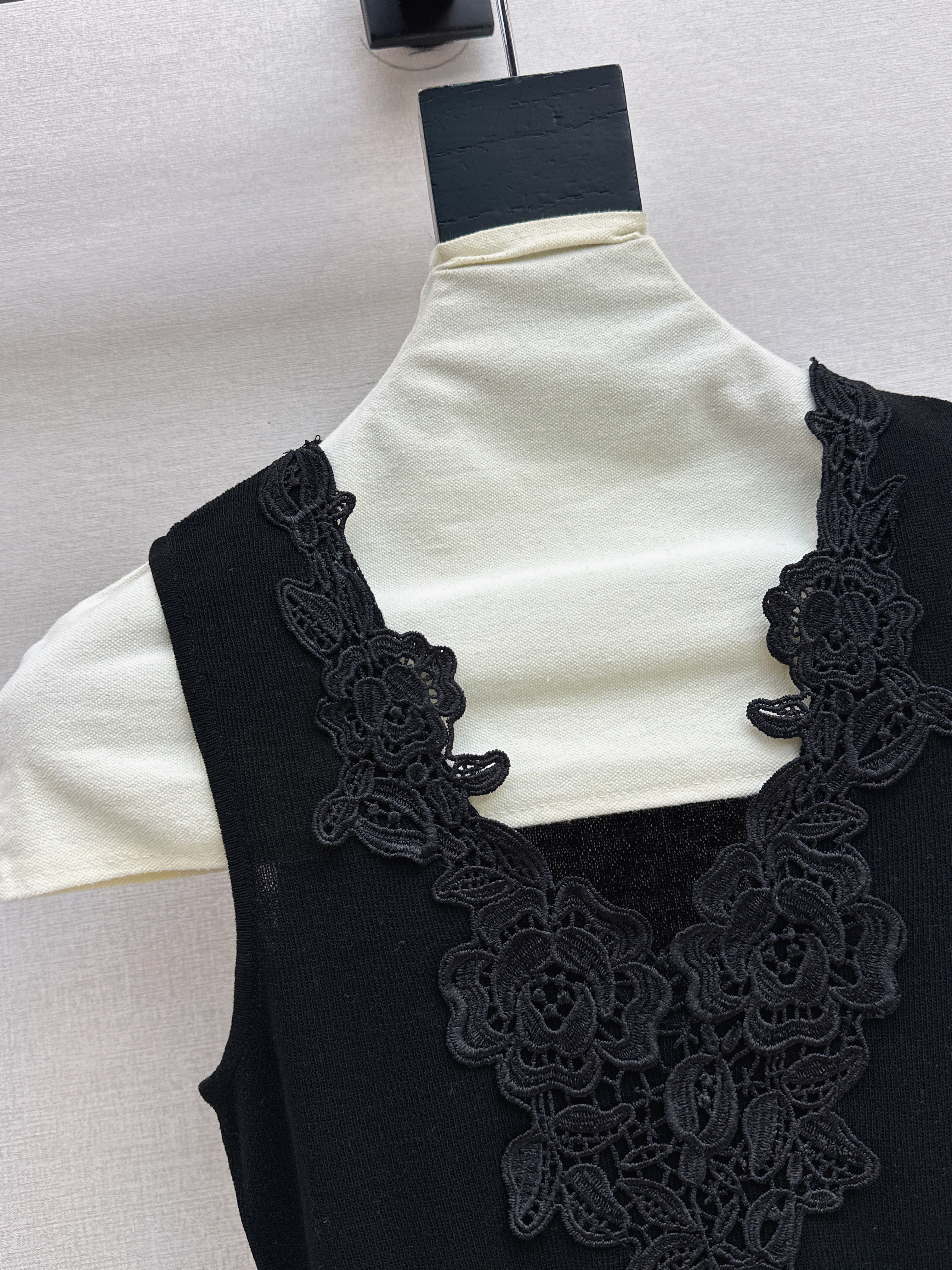 Chol 26ss lace contrac sleeveless vest