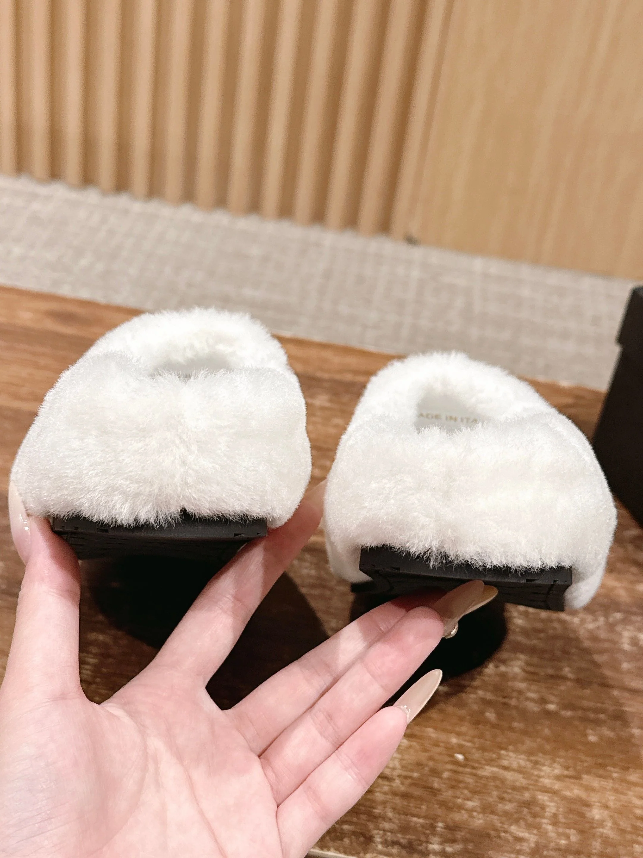 Pra 25fw flufft slippers