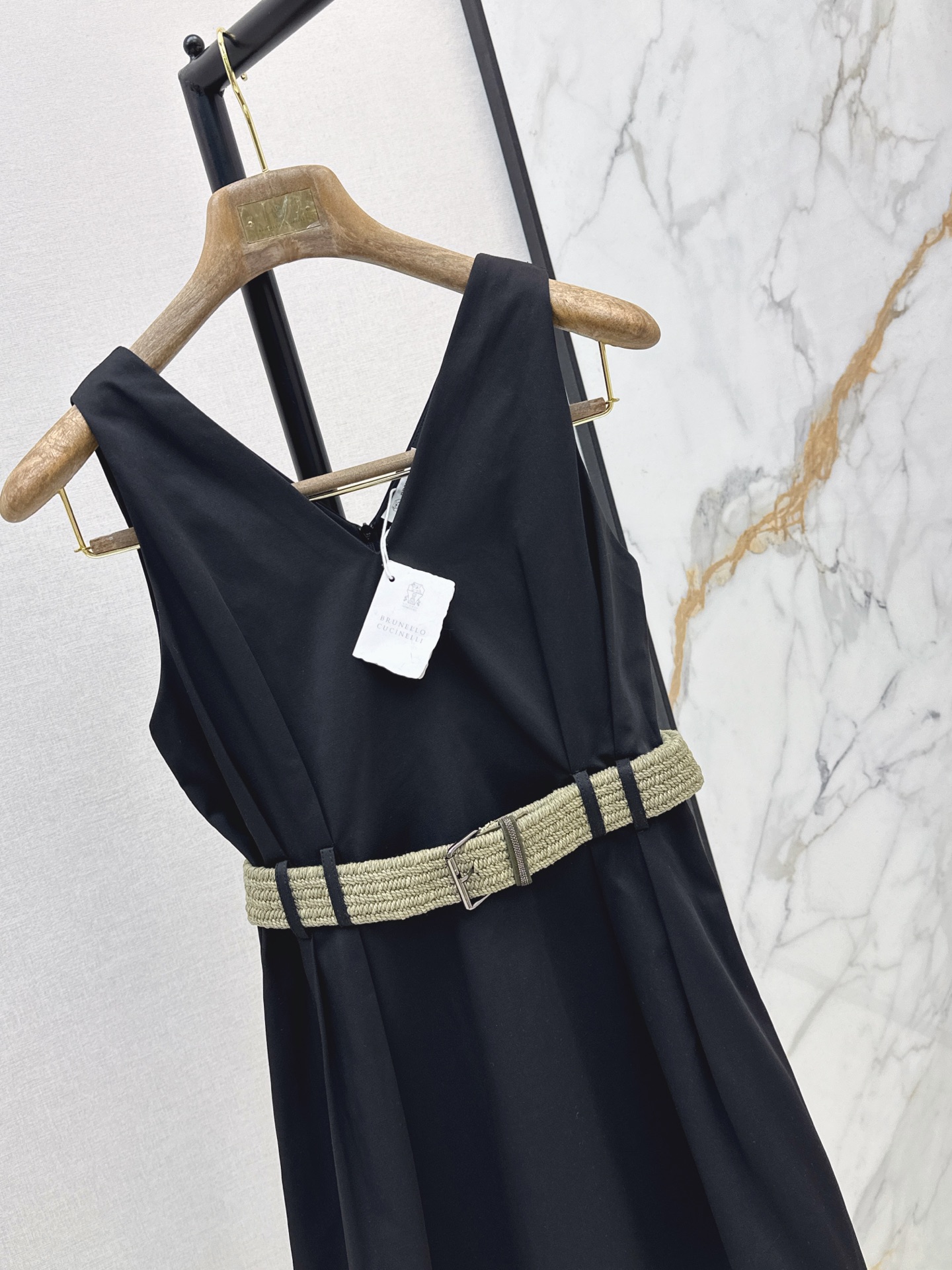 Brun 26ss v-neck sleeveless belted dress