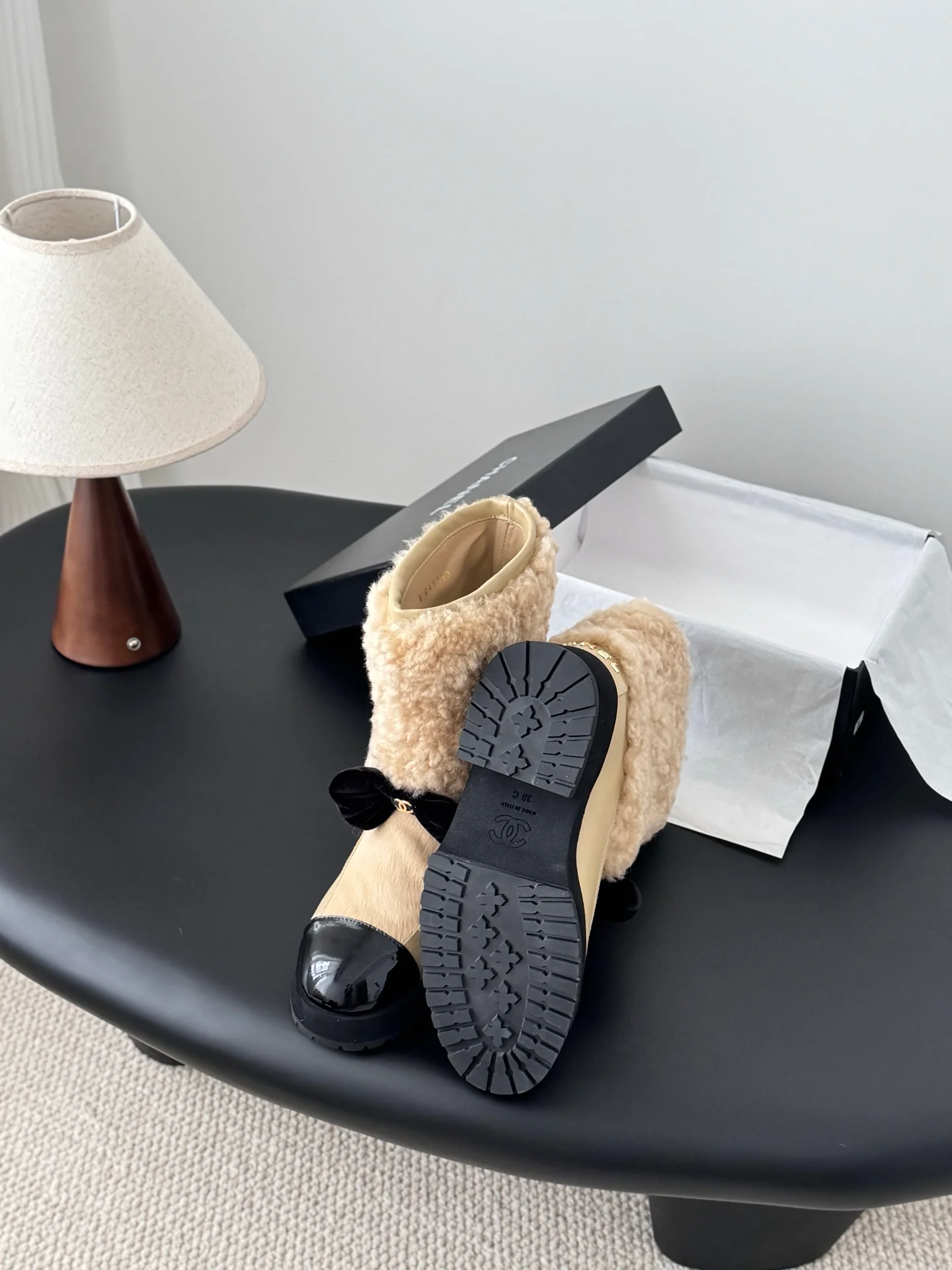 Chan 25fw plush boots with bow