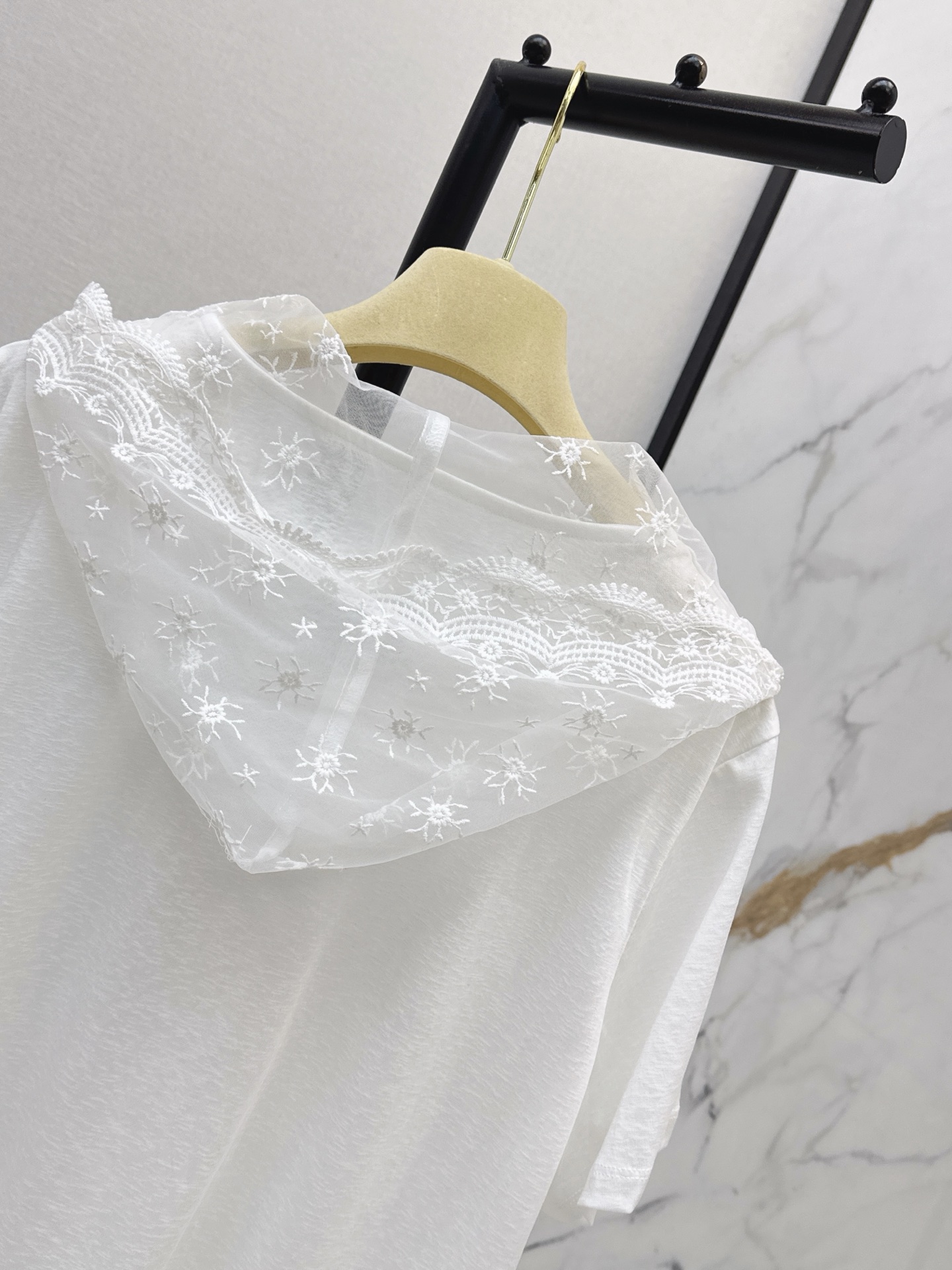 Miu 26ss lace hooded t-shirt