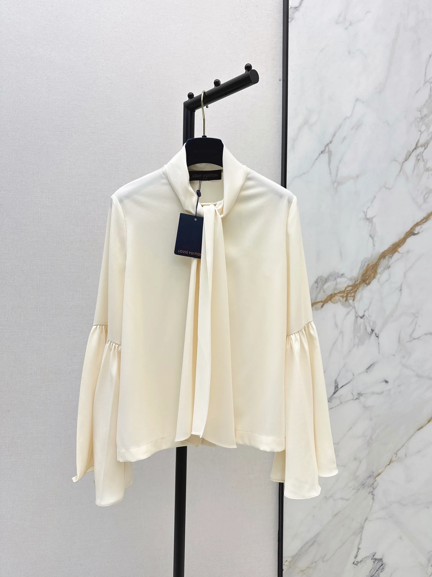 Louis 25fw ribbon flare sleeve shirt