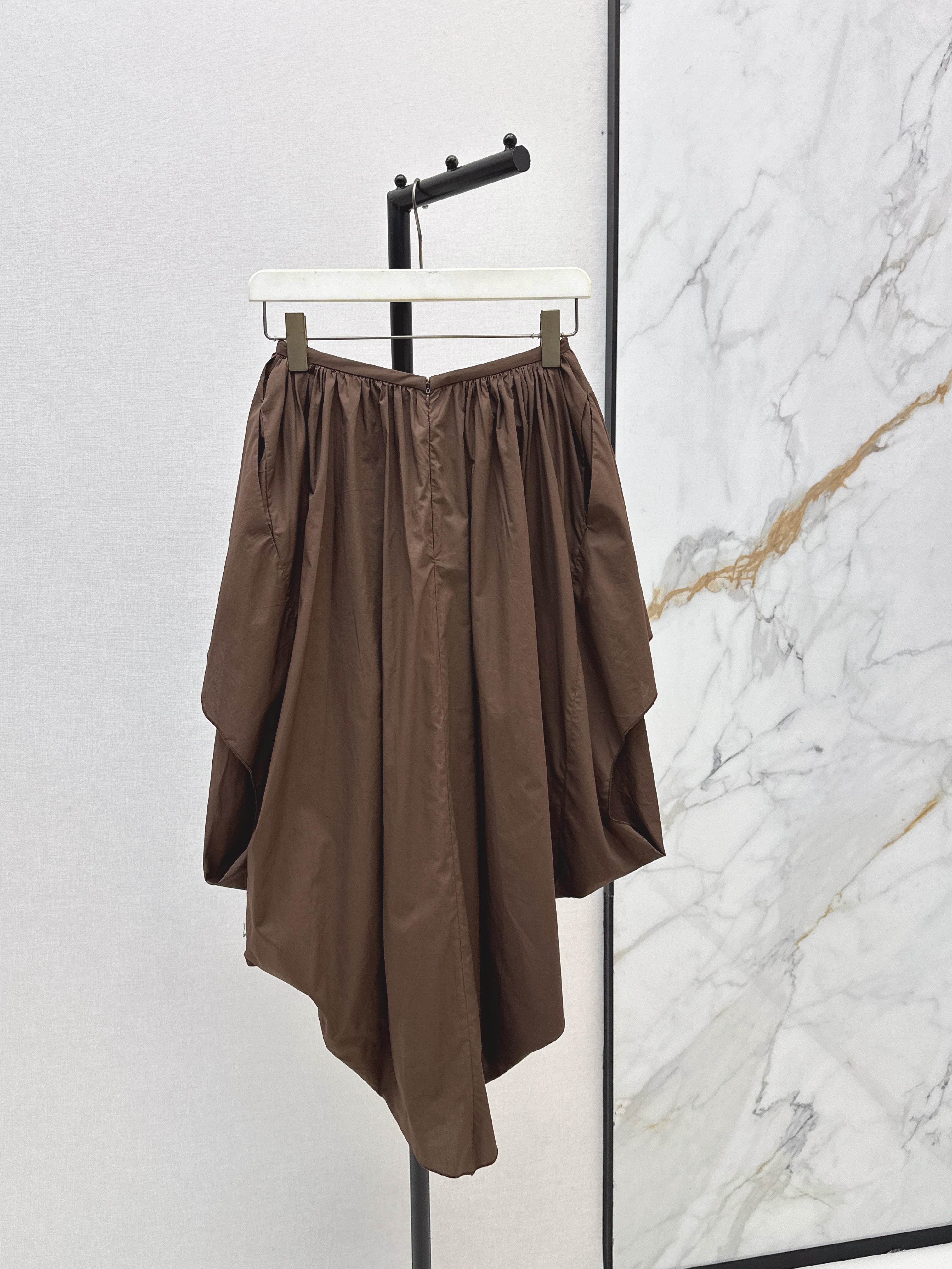 Loe 26ss asymmetric ruffle skirt