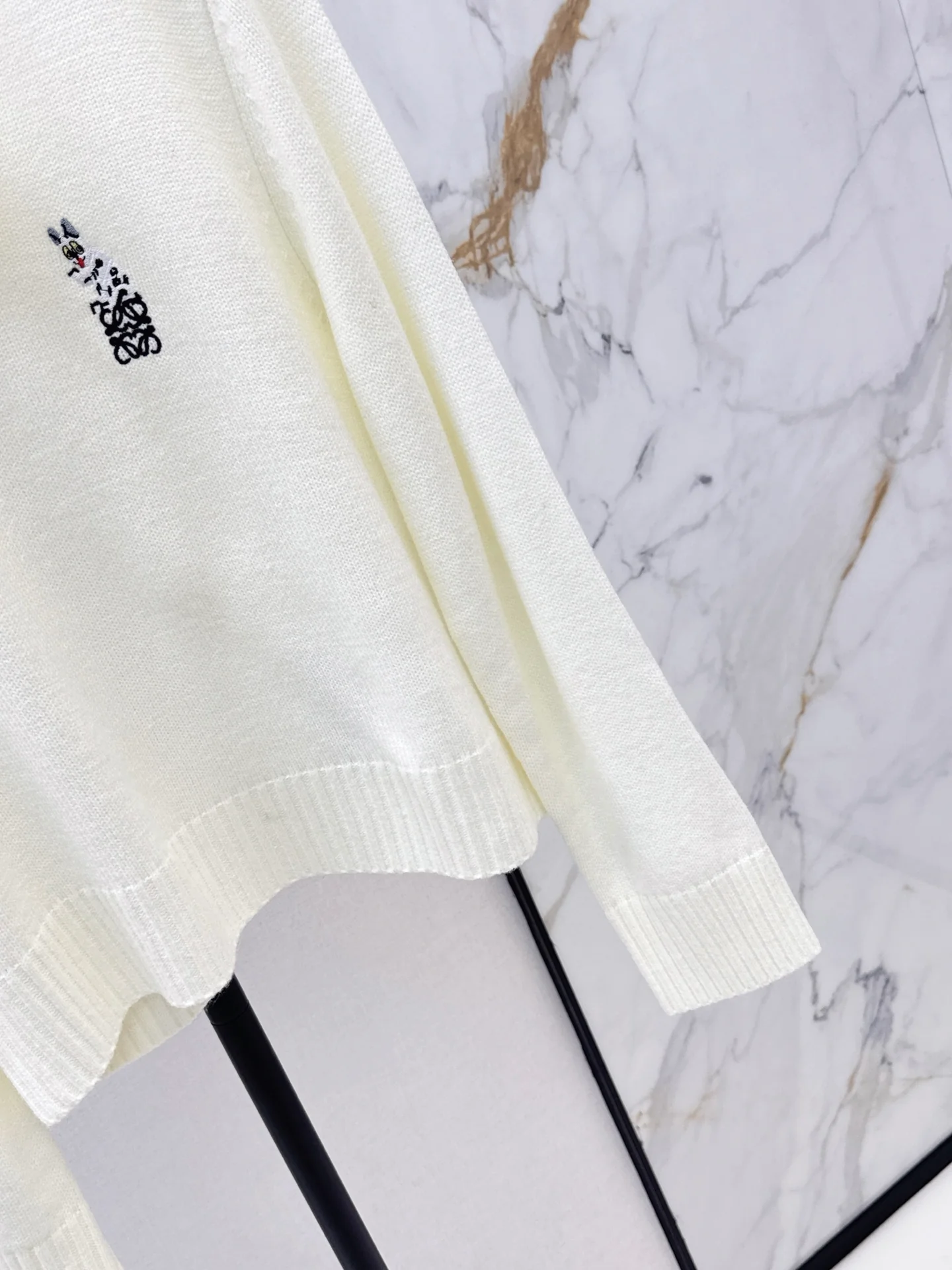 Loe 25fw embroidery sweater