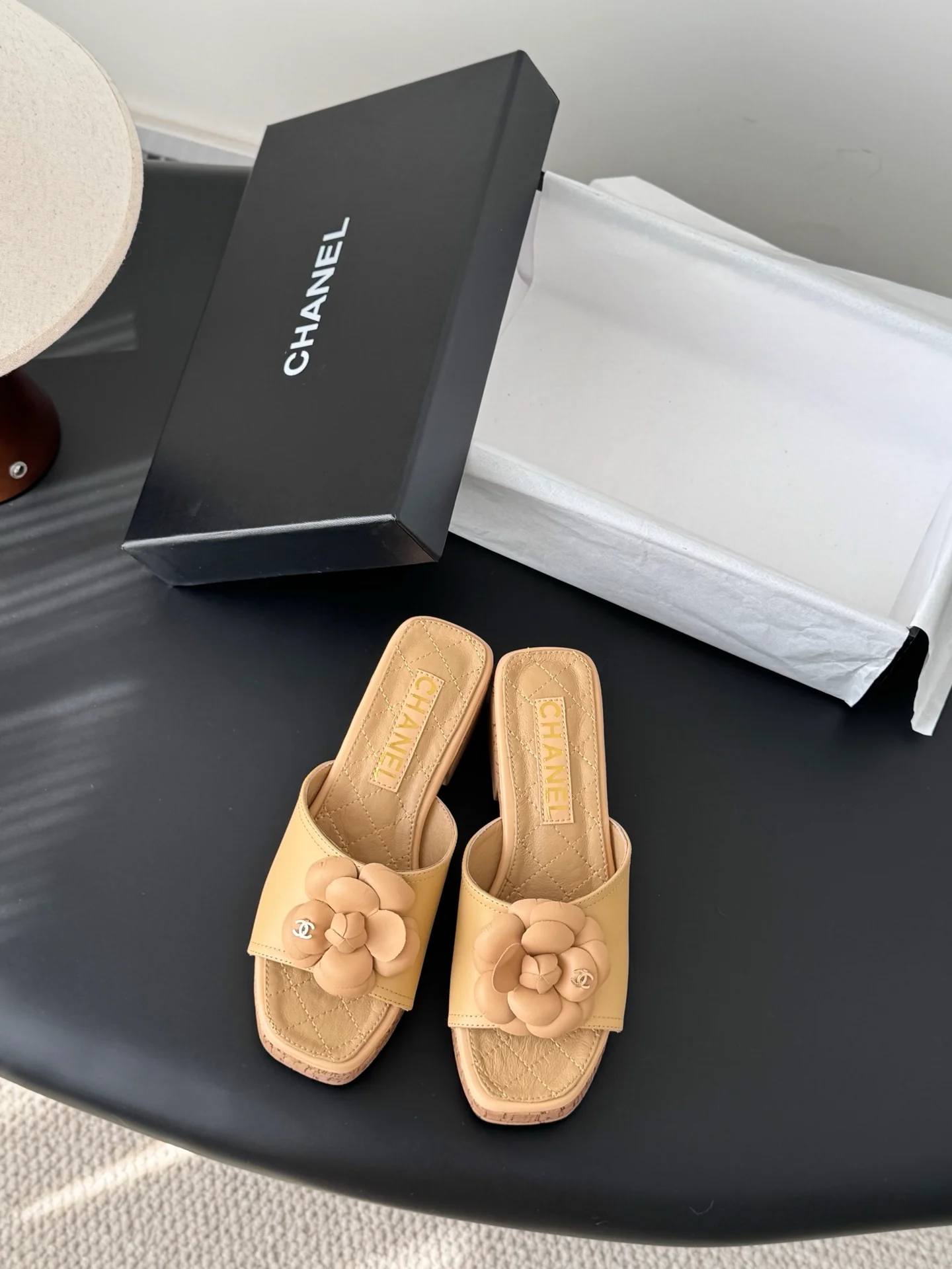 Chan 26ss camellia sides sandals