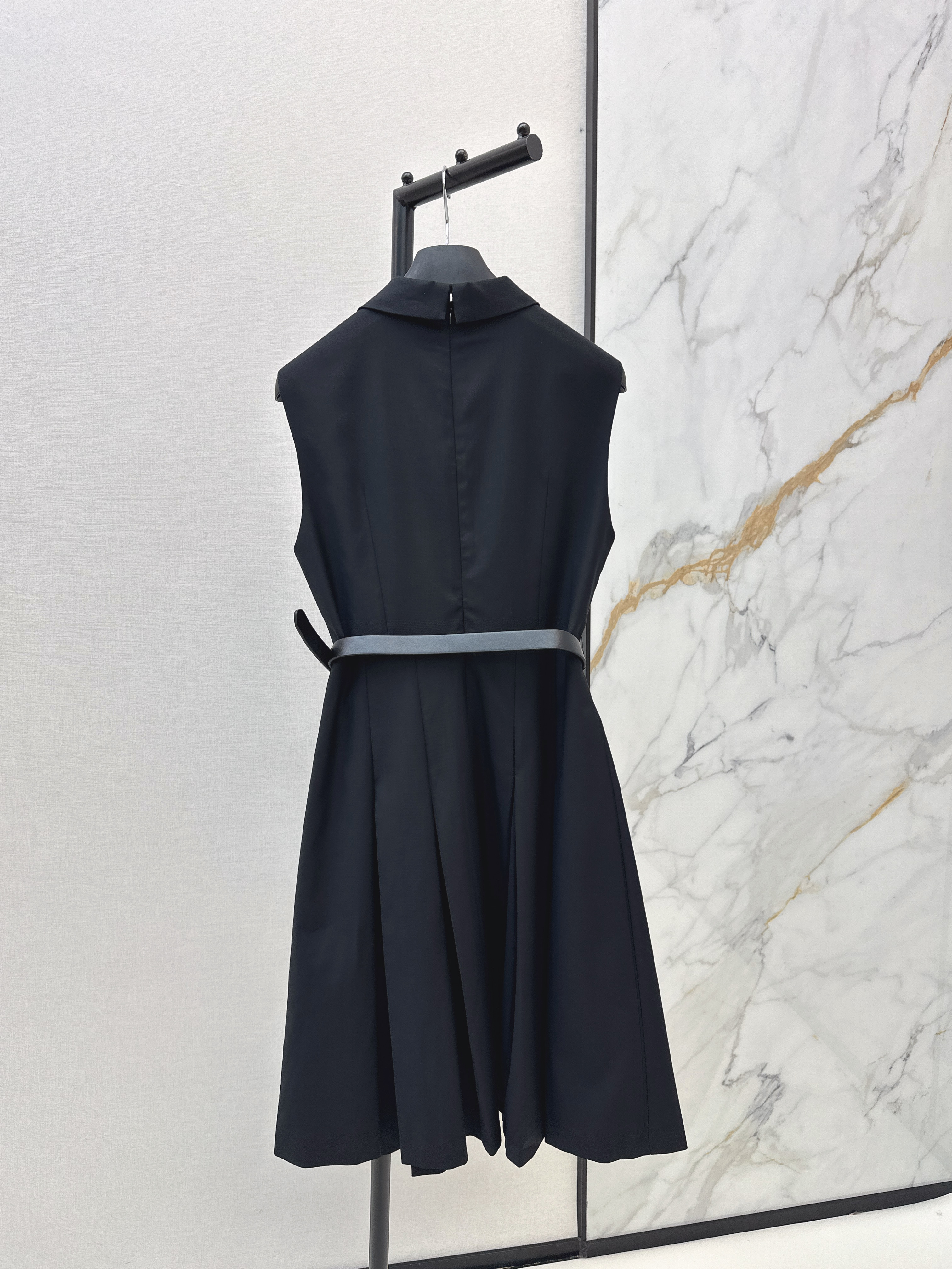 CD 26ss sleeveless belted dress