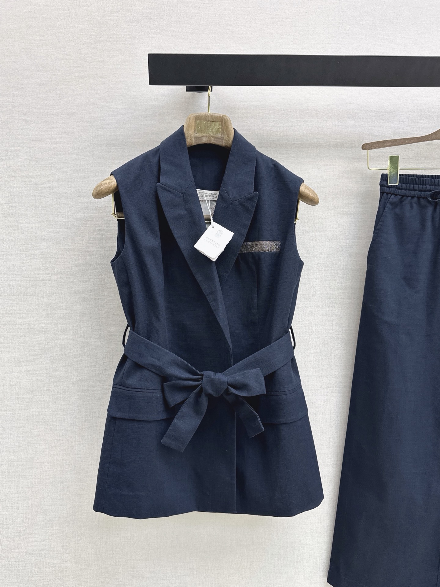 Brun 26ss sleeveless belted shirt