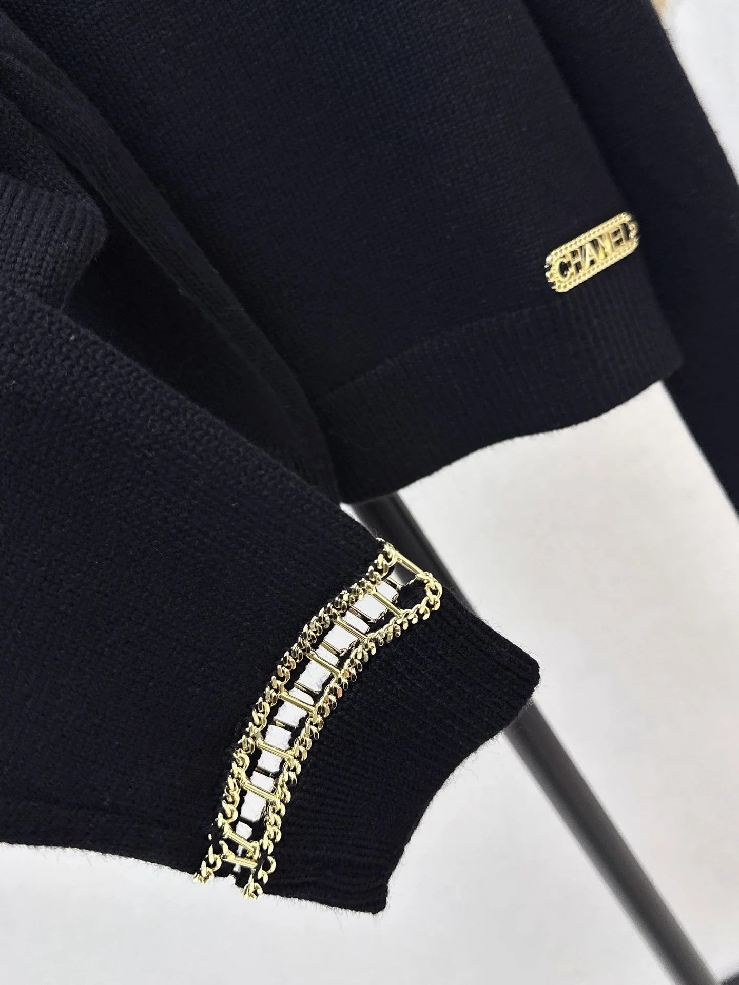 Chan 25fw chain-link off shoulder sweater