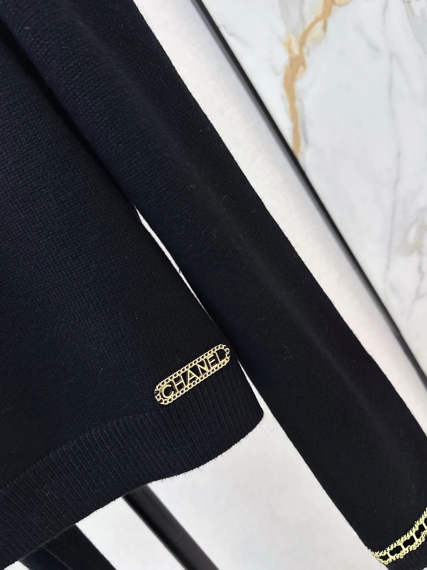 Chan 25fw chain-link off shoulder sweater