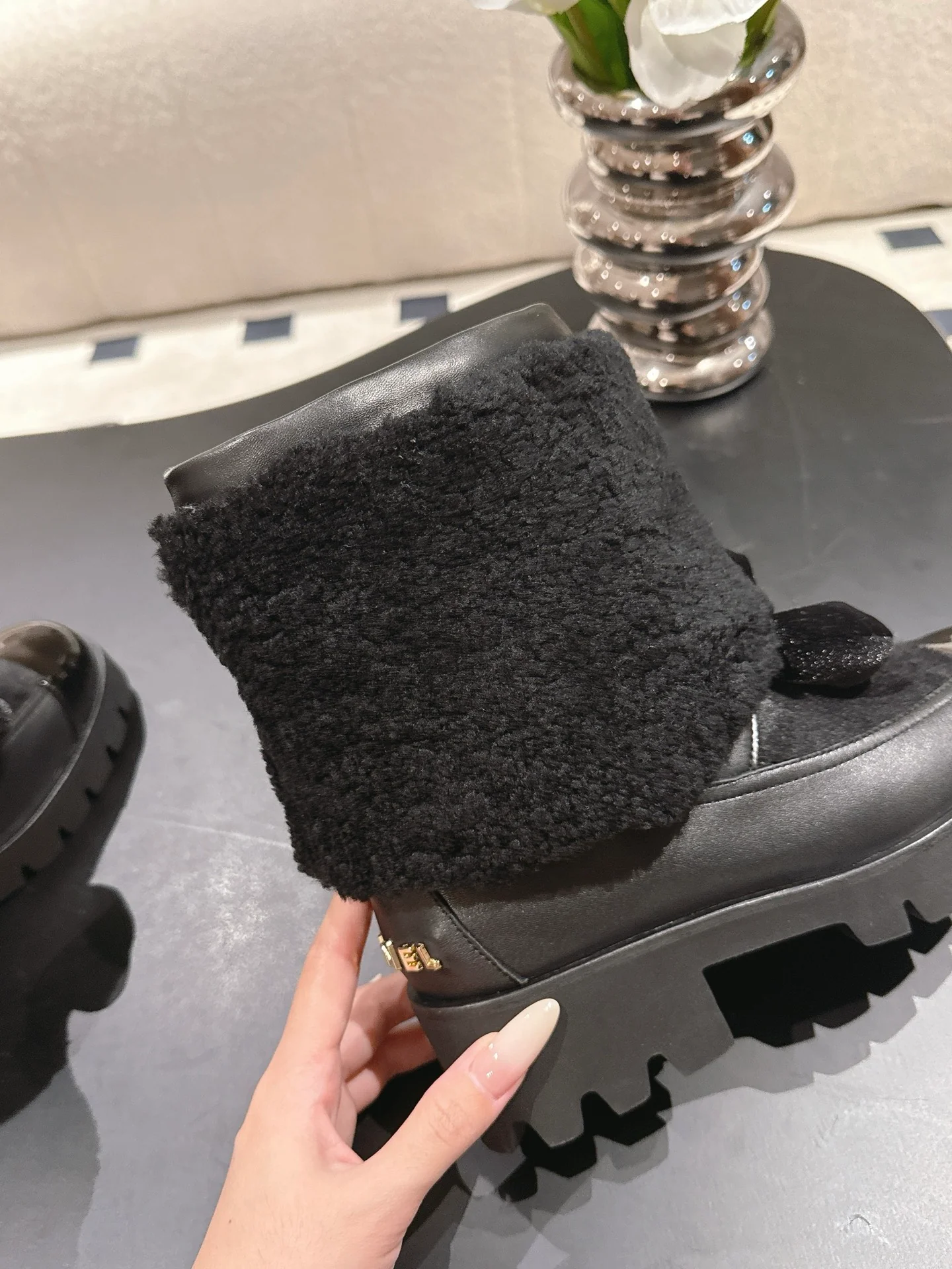 Chan 25fw plush boots with bow
