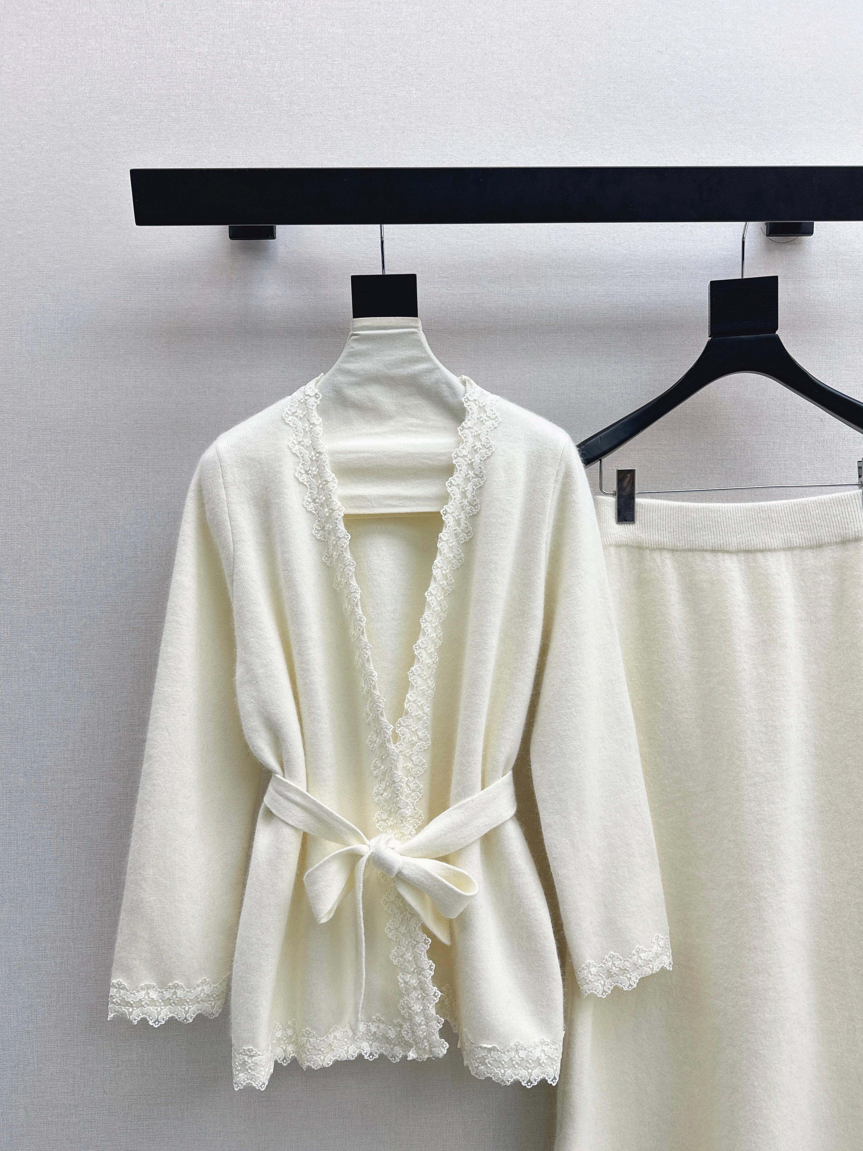 Chan 26ss lace contract cardigan skirts set