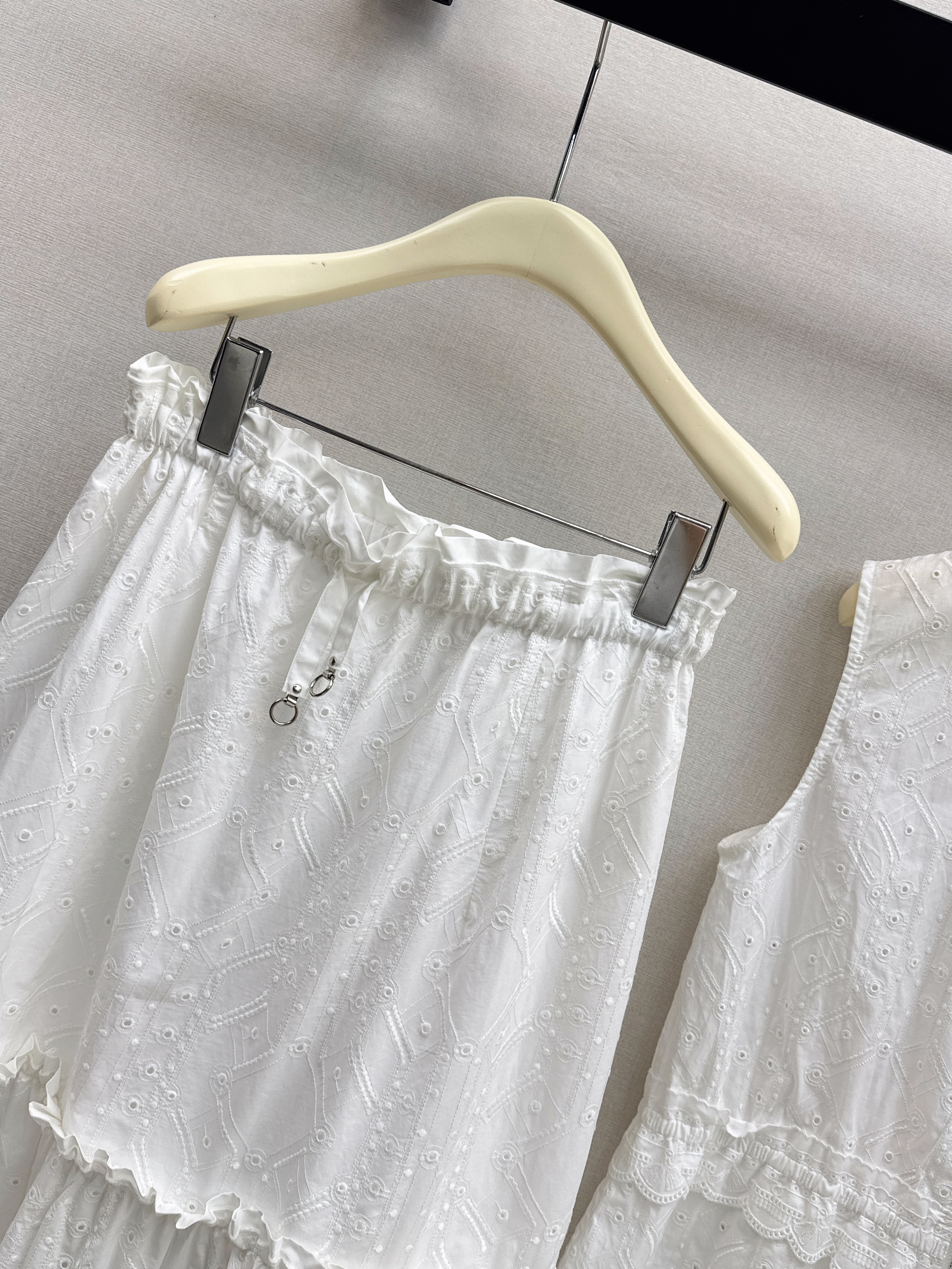 Herm 26ss embroidert vest skirt set