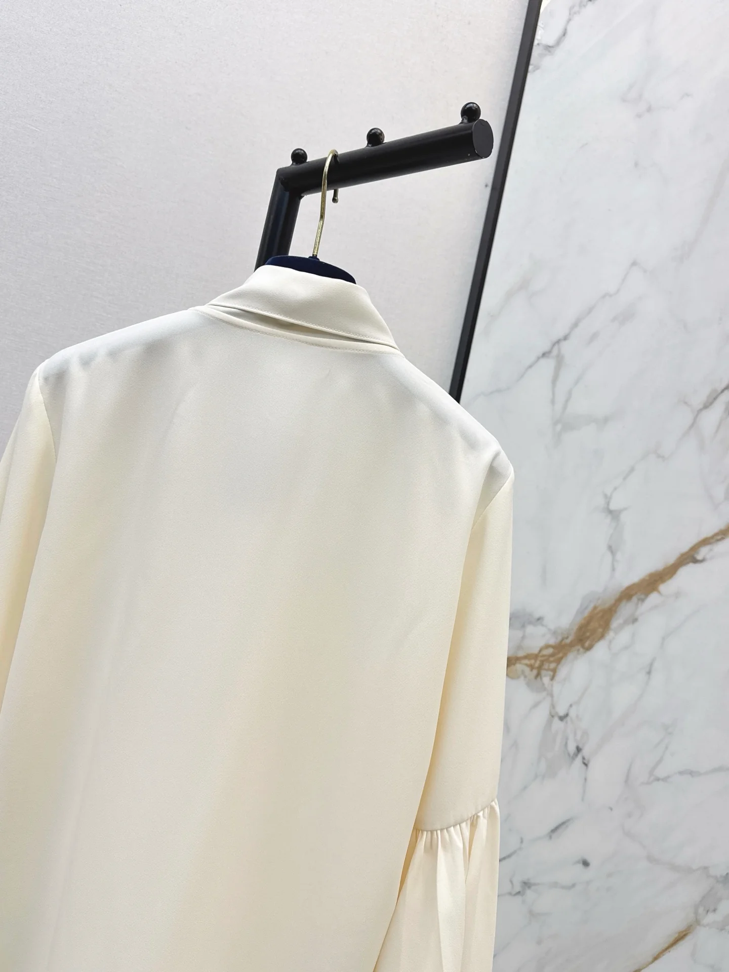 Louis 25fw ribbon flare sleeve shirt