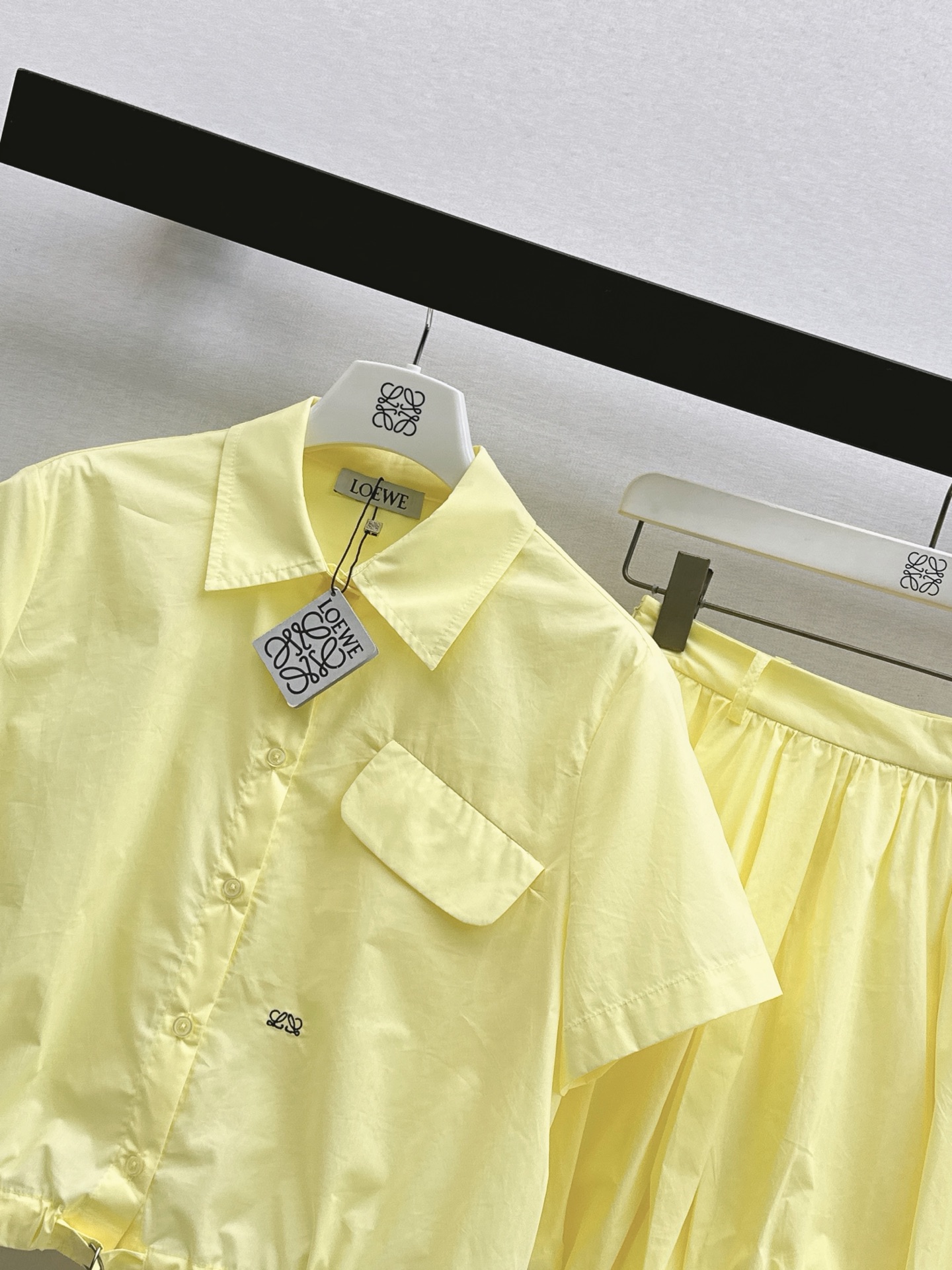 Loe 26ss cropped shirt mini skirt set