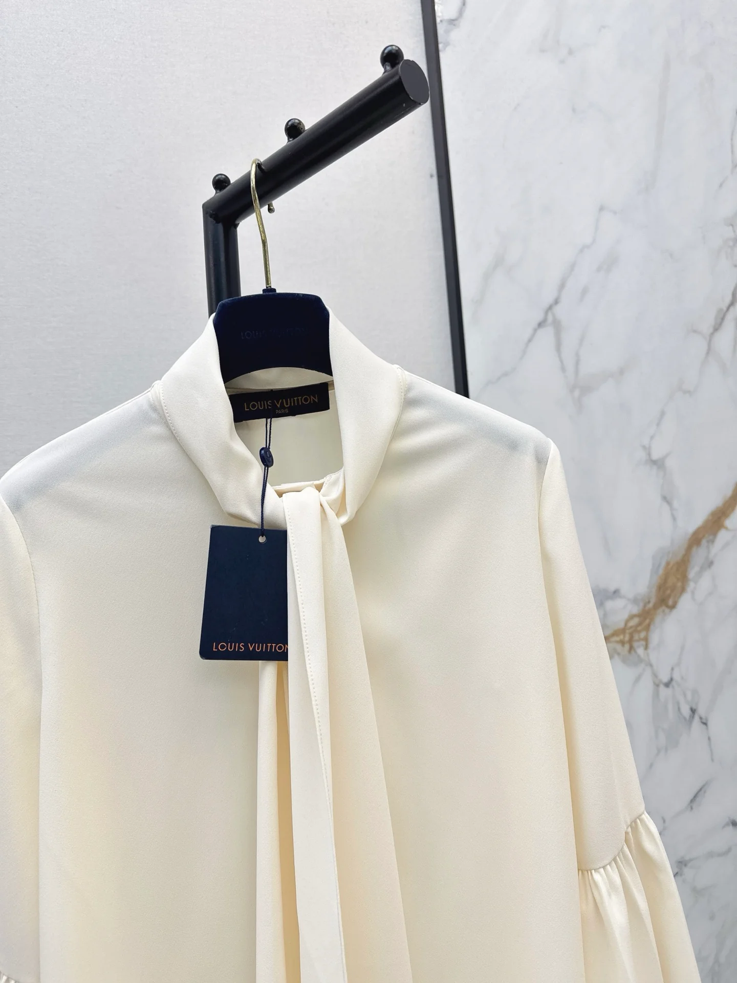 Louis 25fw ribbon flare sleeve shirt