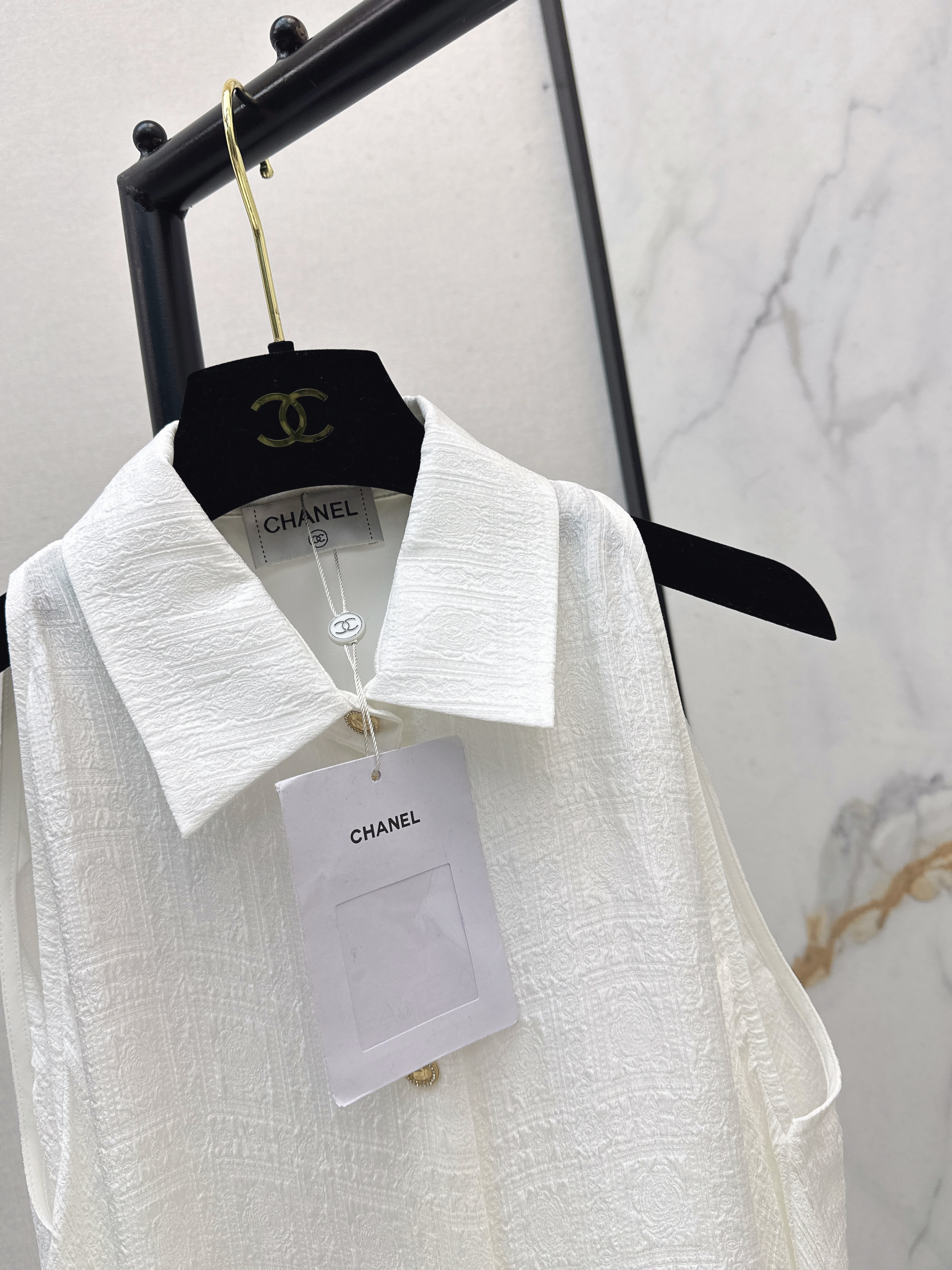 Chan 26ss silk open shoulder shirt