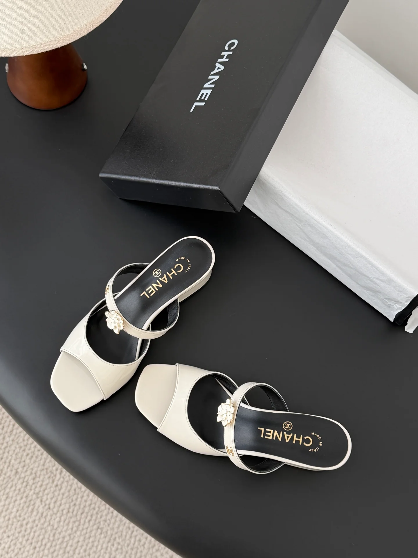 Chan 26ss camellia leather sandals