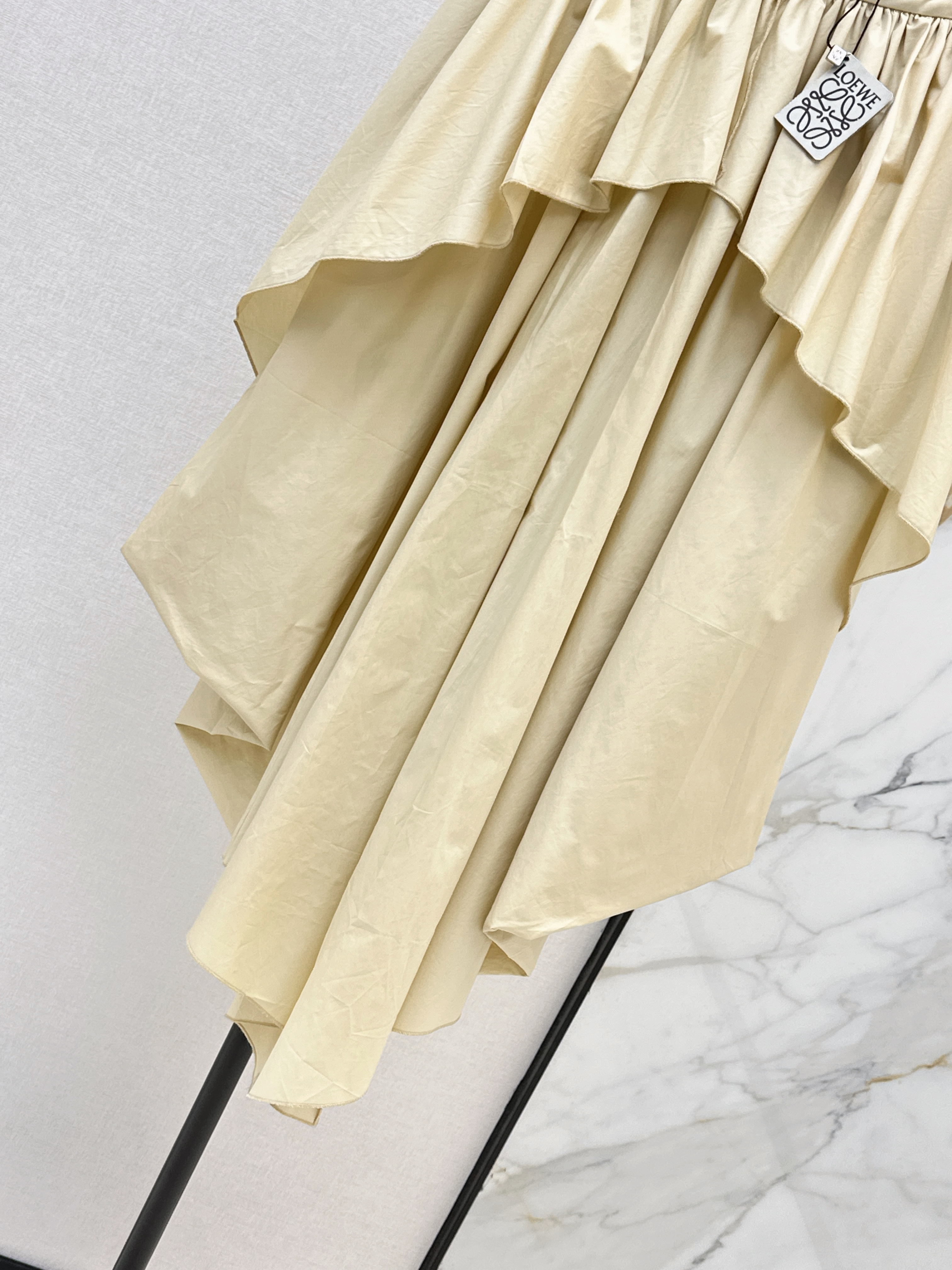 Loe 26ss asymmetric ruffle skirt