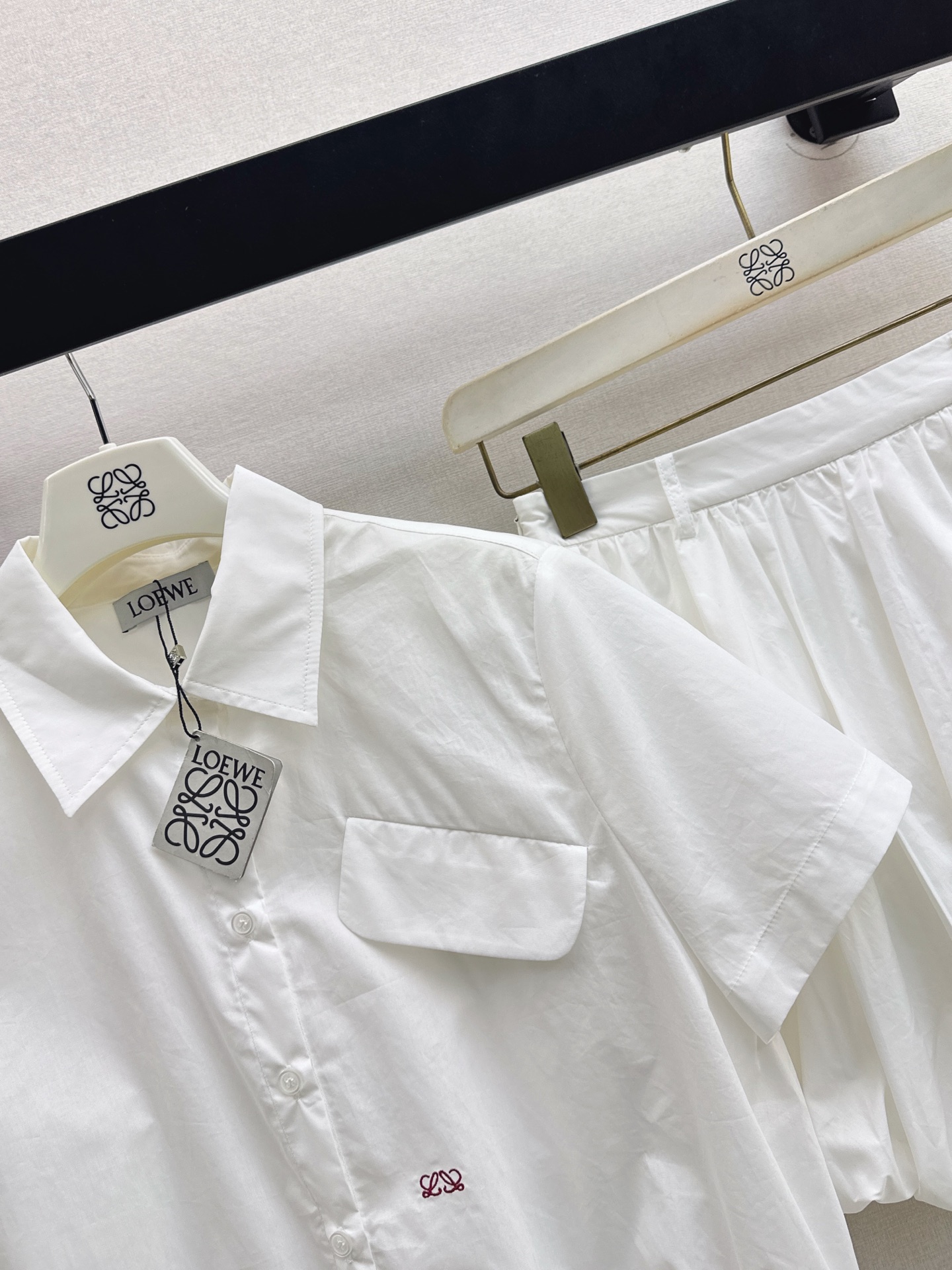 Loe 26ss cropped shirt mini skirt set