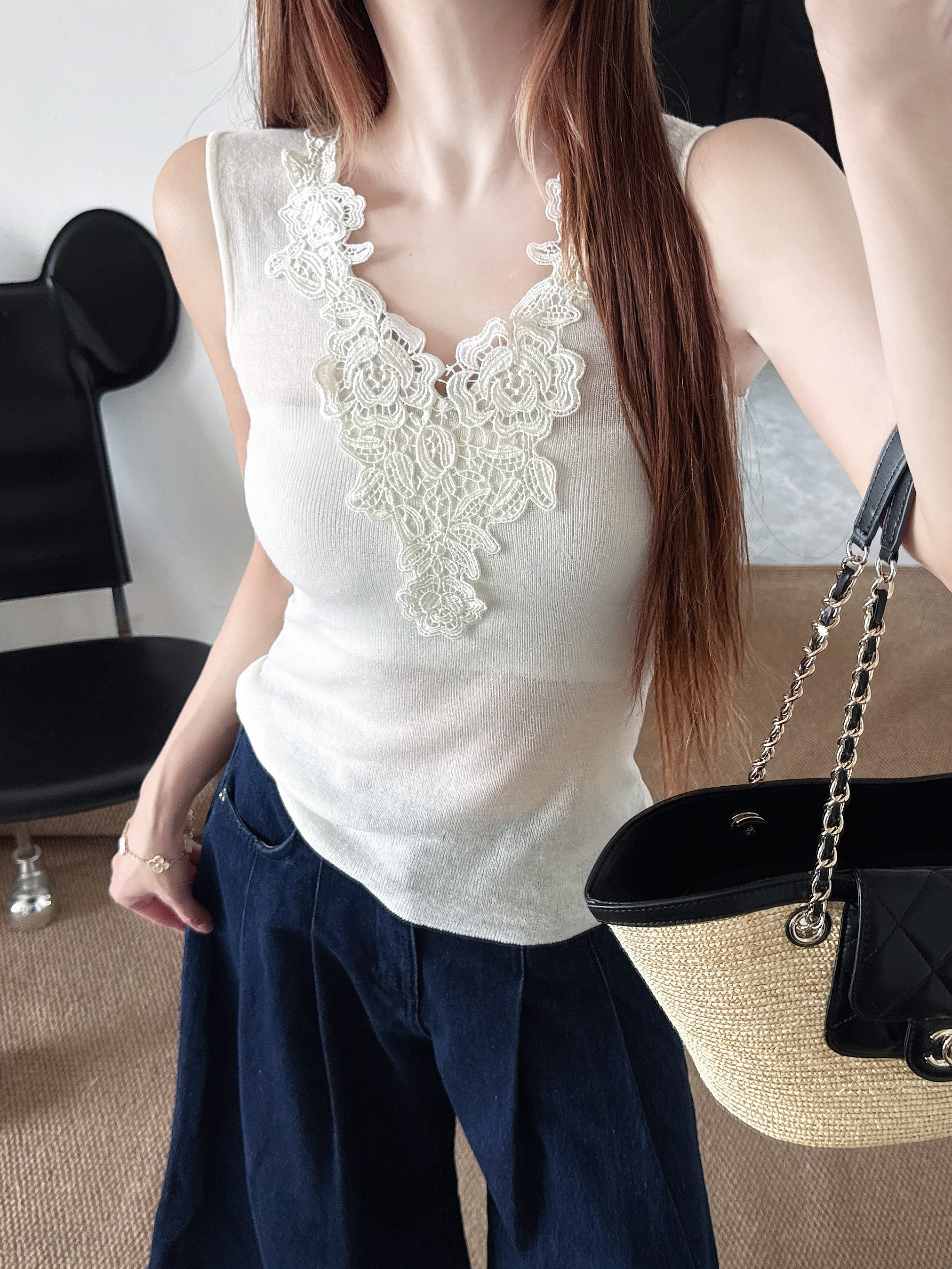 Chol 26ss lace contrac sleeveless vest
