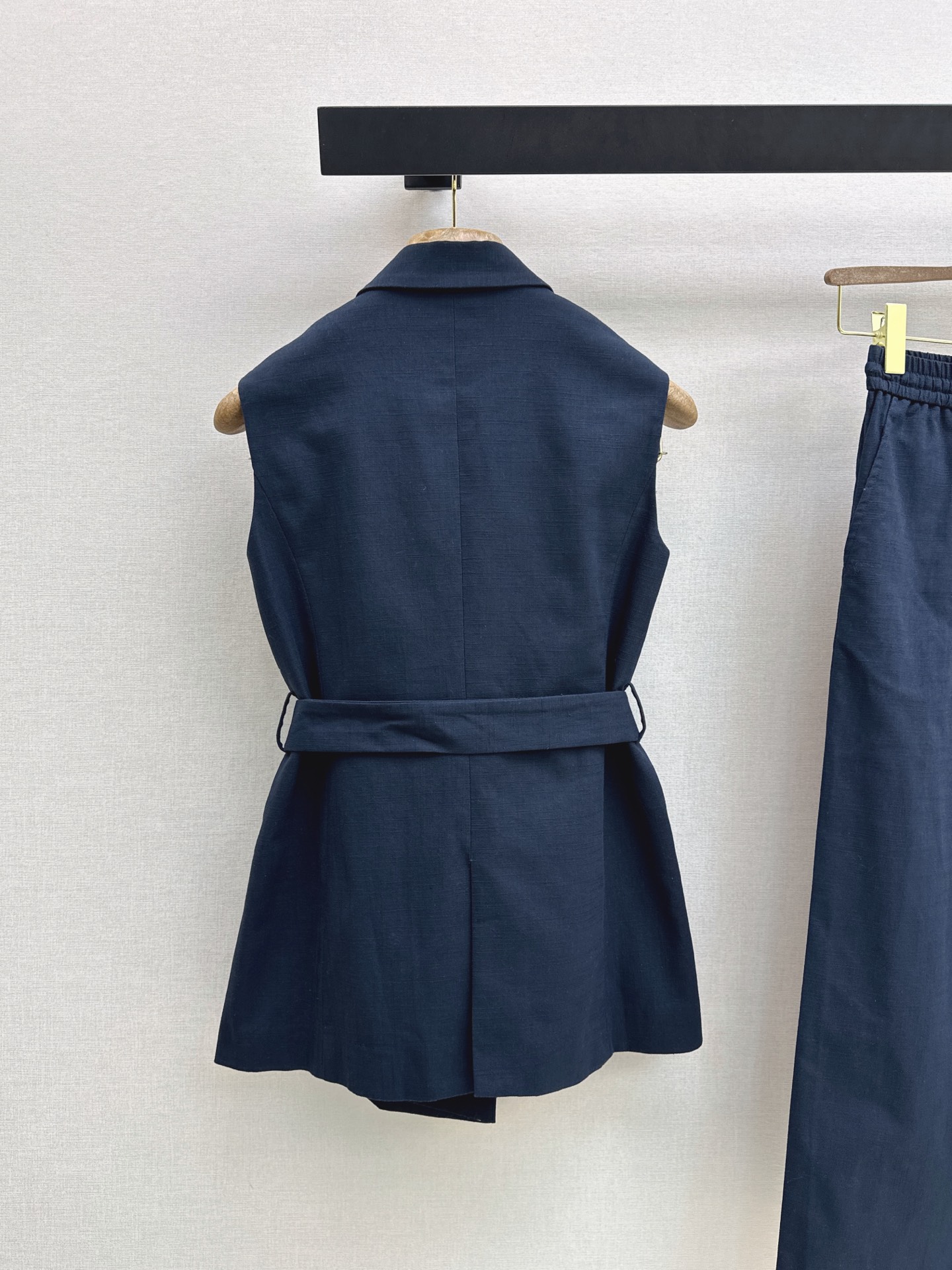 Brun 26ss sleeveless belted shirt