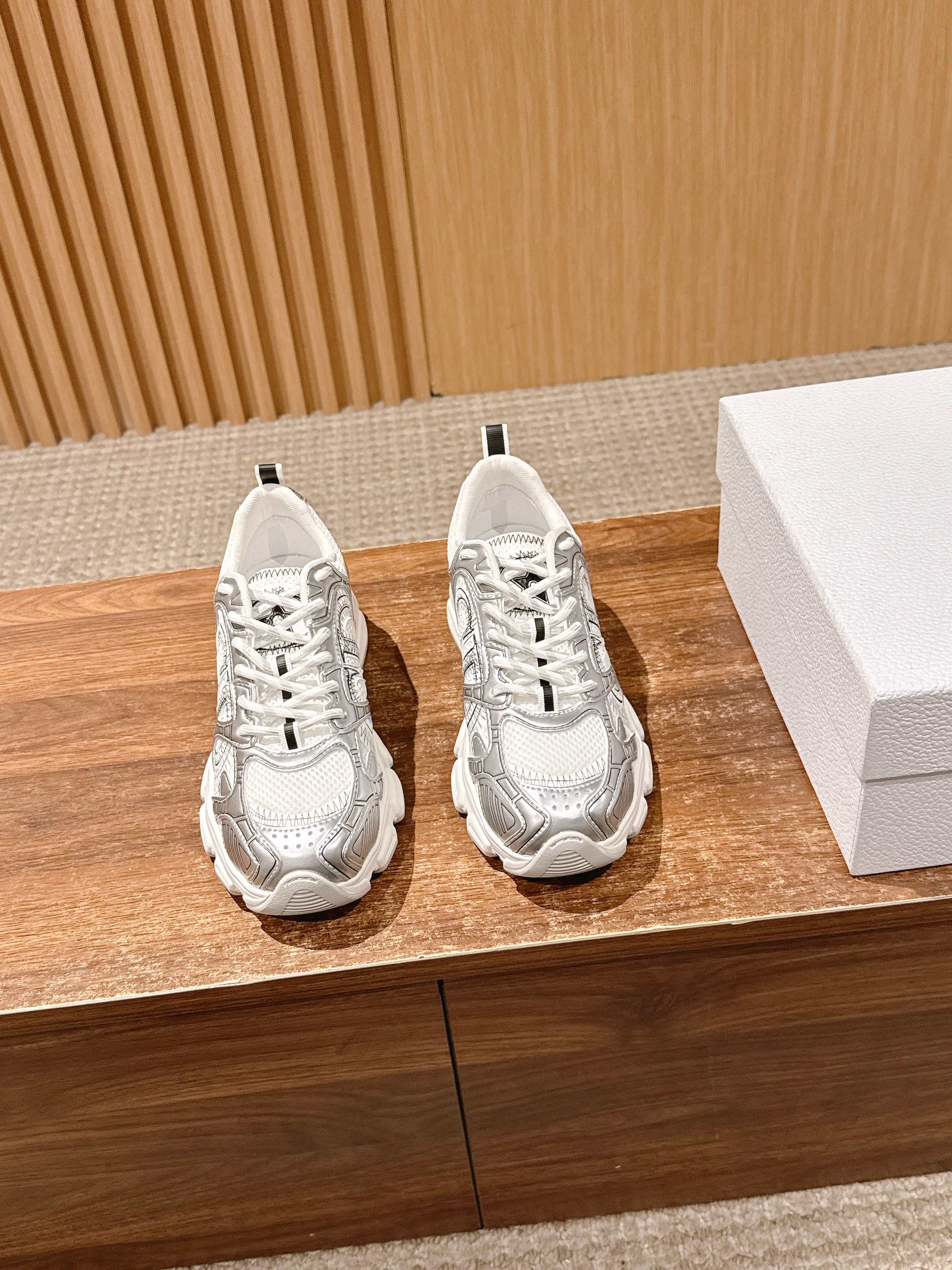 Dio 25fw clunky sneaker