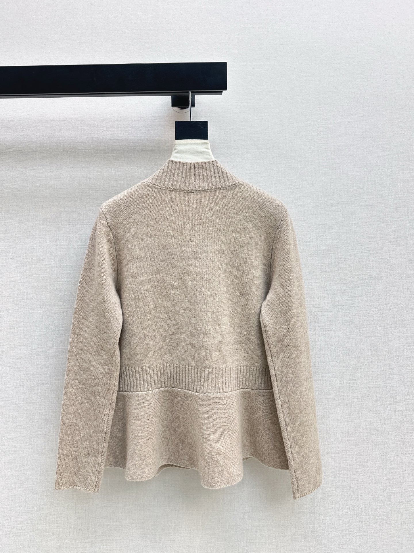 CD 26ss ruffle v-neck sweater