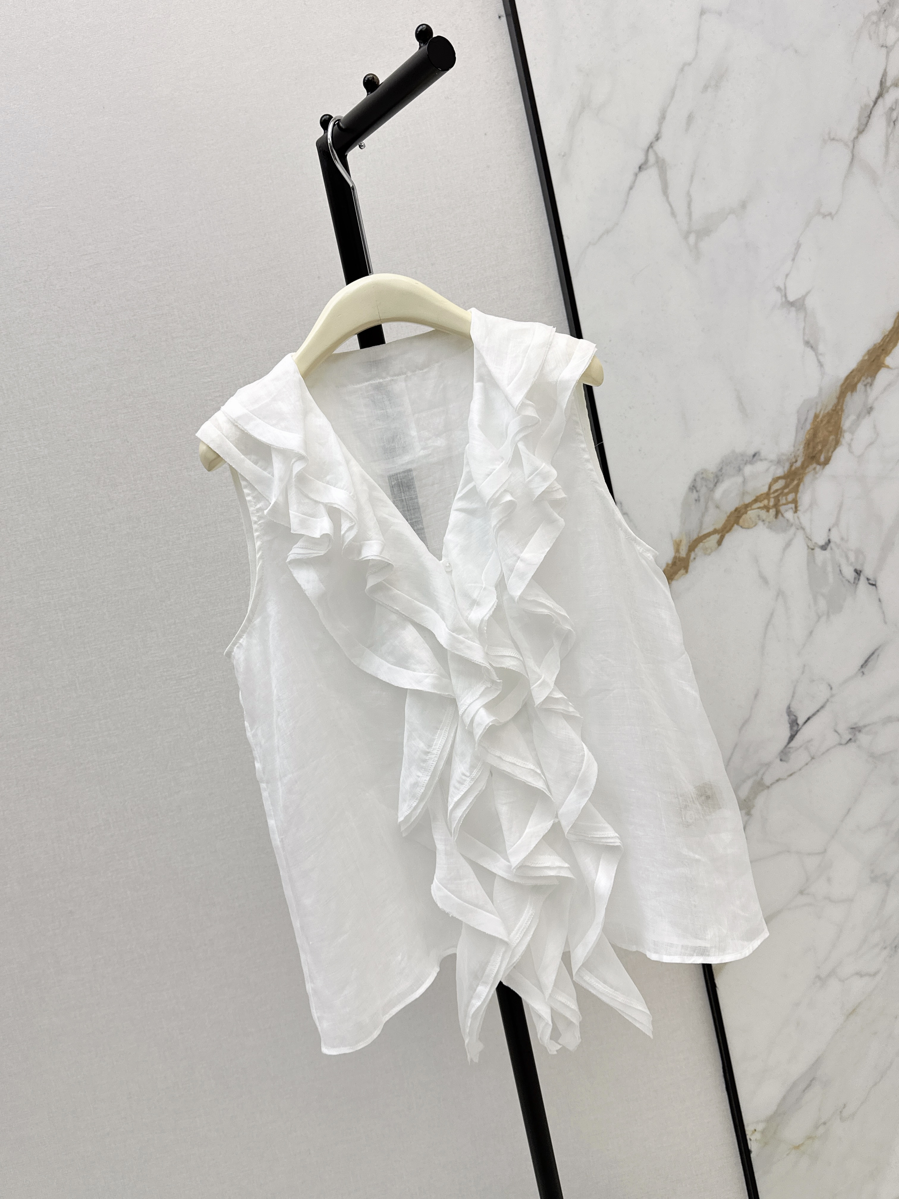 Chol 26ss ruffle sleeveless shirt