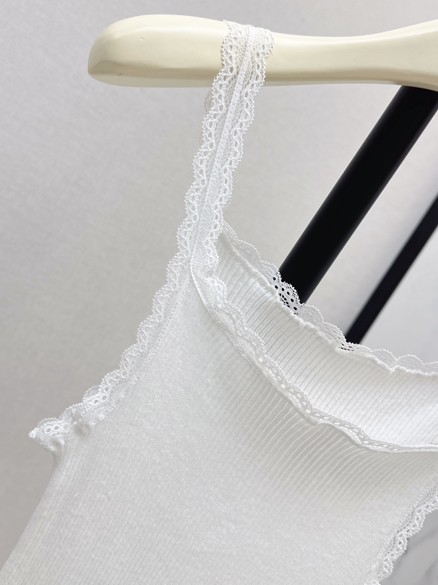 Chol 26ss lace trim vest