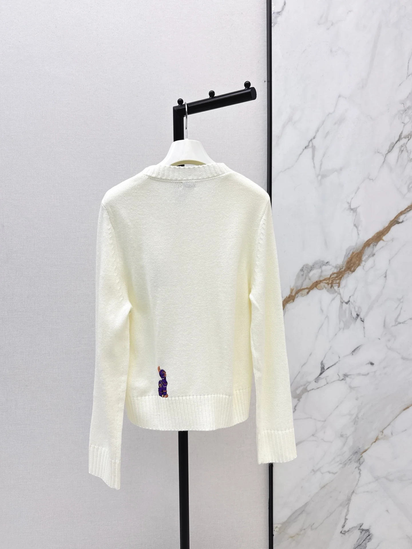 Loe 25fw embroidery sweater