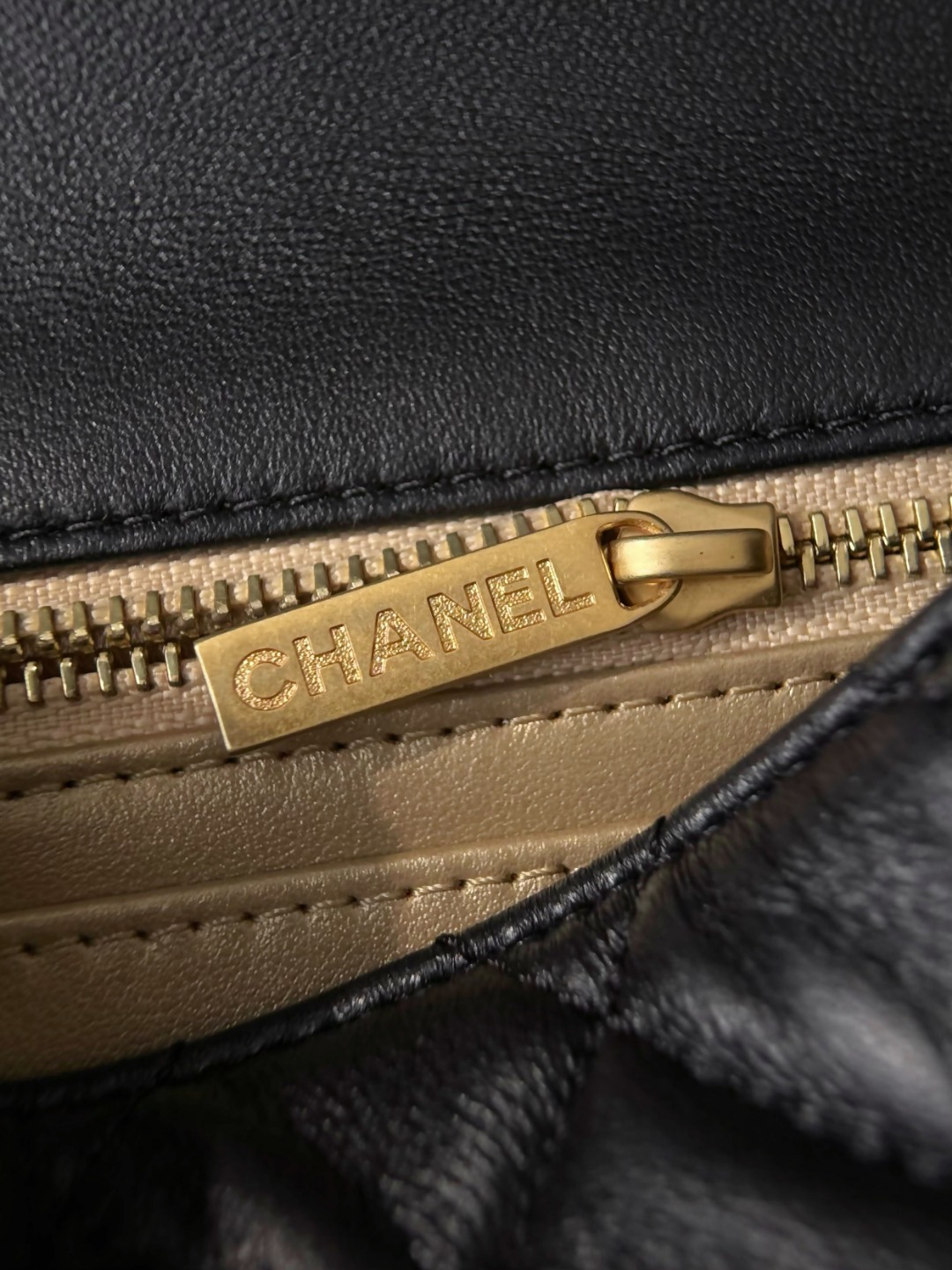 Chan 26ss flap chain bag with gold-tone hardwave