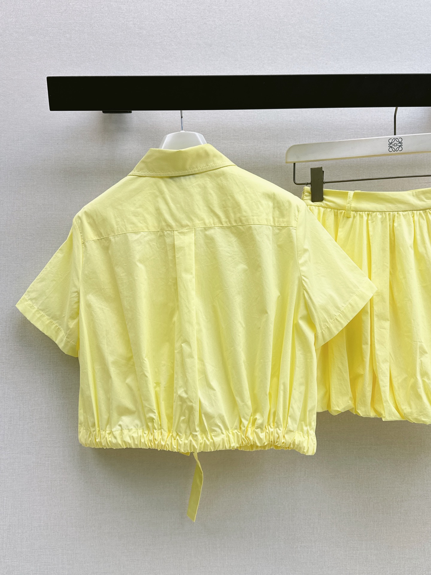 Loe 26ss cropped shirt mini skirt set